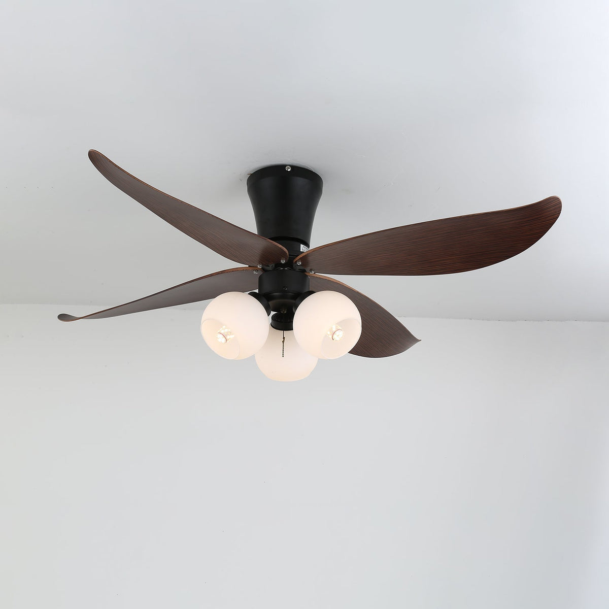 Vista cenital del Ventilador de Techo con Luz Lunair Vintage de Madera y Cristal