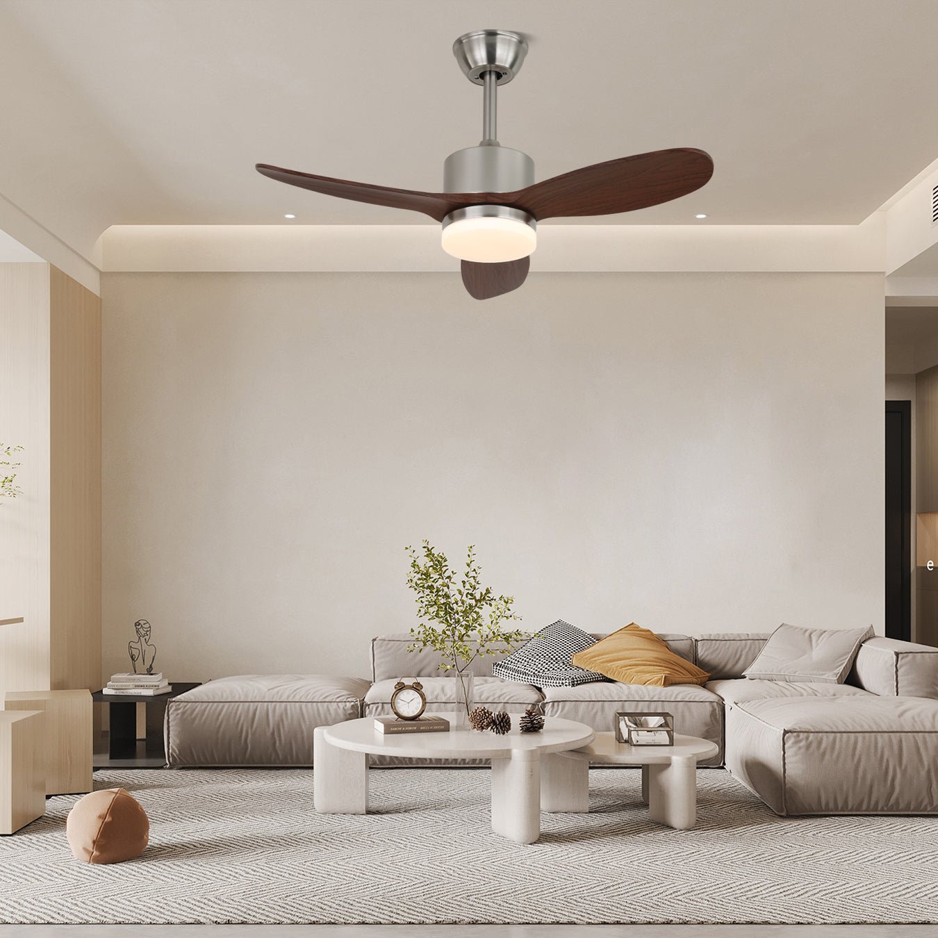 Primer plano del Ventilador de Techo con Luz VerdantBreeze mostrando aspas de madera y LED integrado