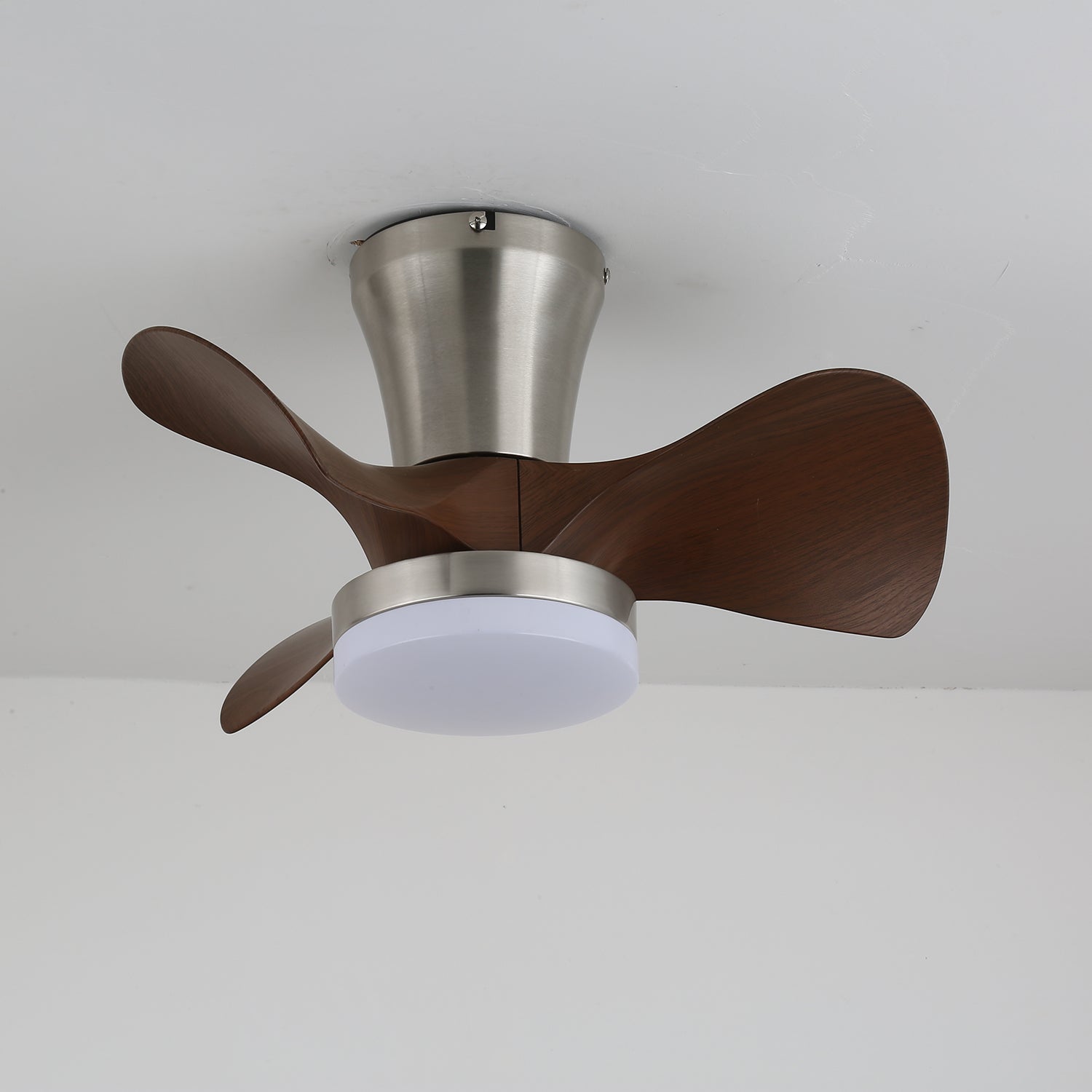 Ventilador de Techo Nera Moderno de Madera con Luz, mostrando la estructura metálica
