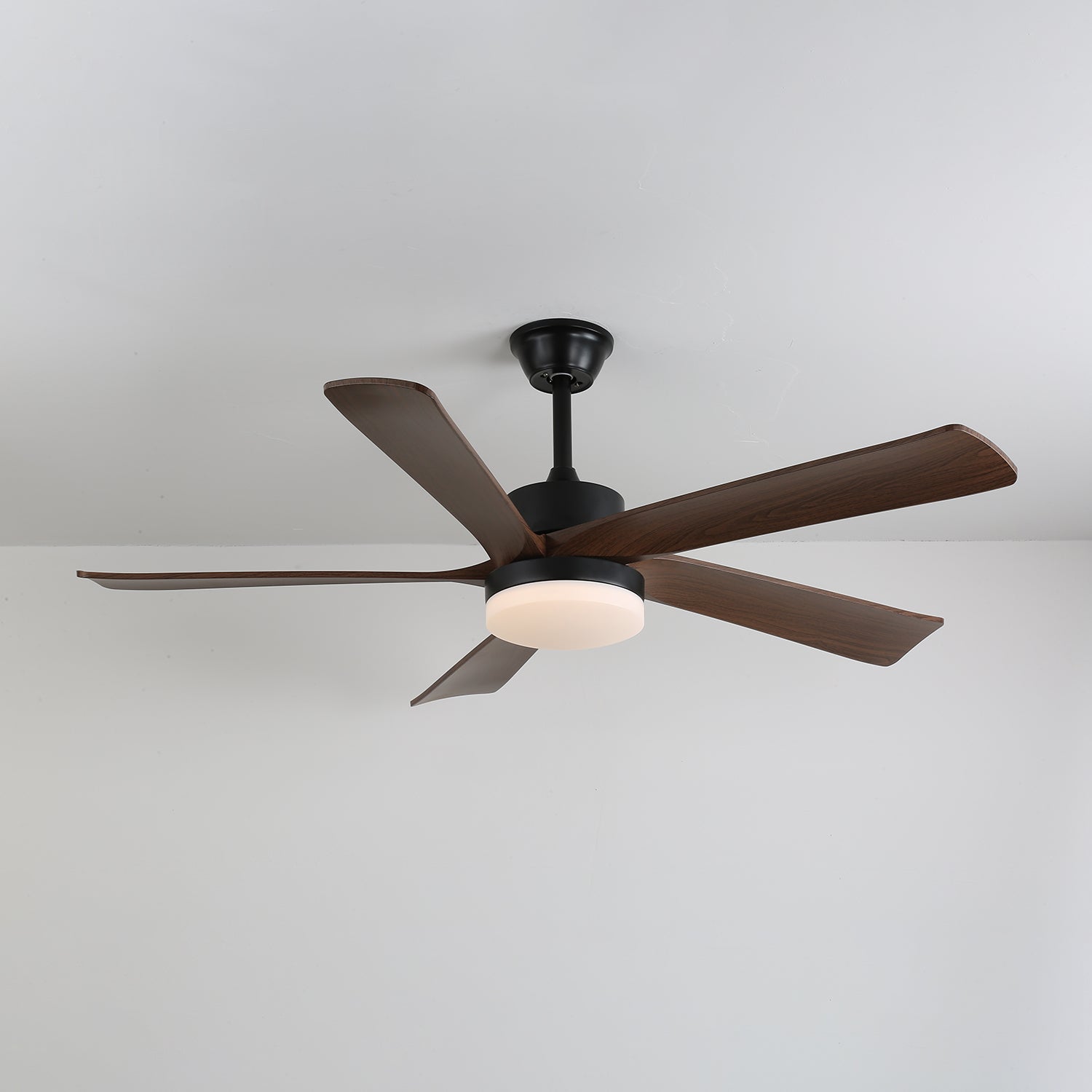 Ventilador de techo Eryndor mostrando el LED integrado