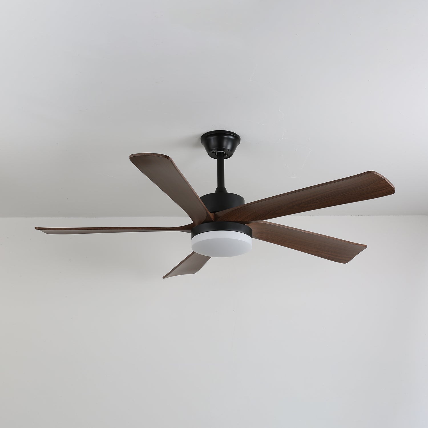 Ventilador de techo Eryndor en un ambiente de salón
