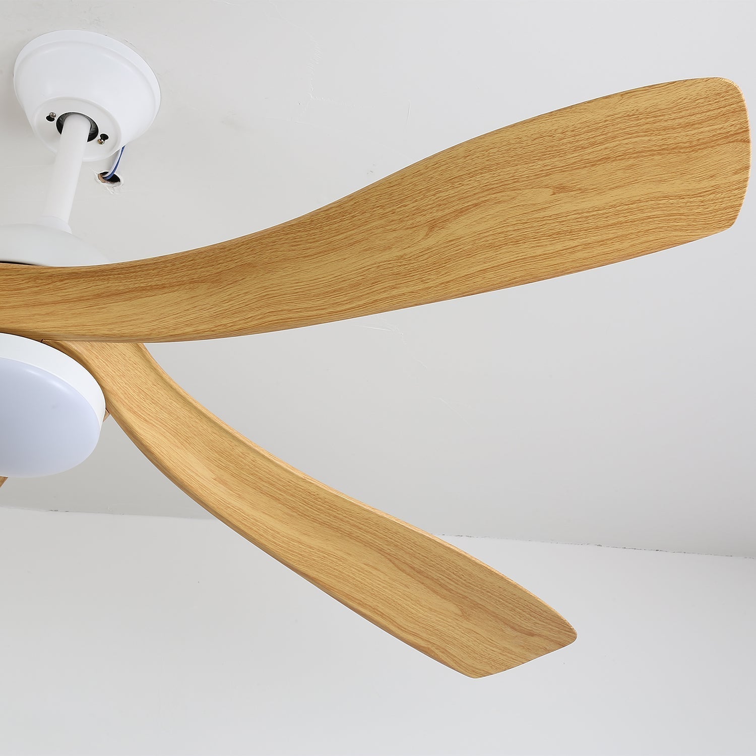 Vista de instalación del ventilador de techo moderno Sylven