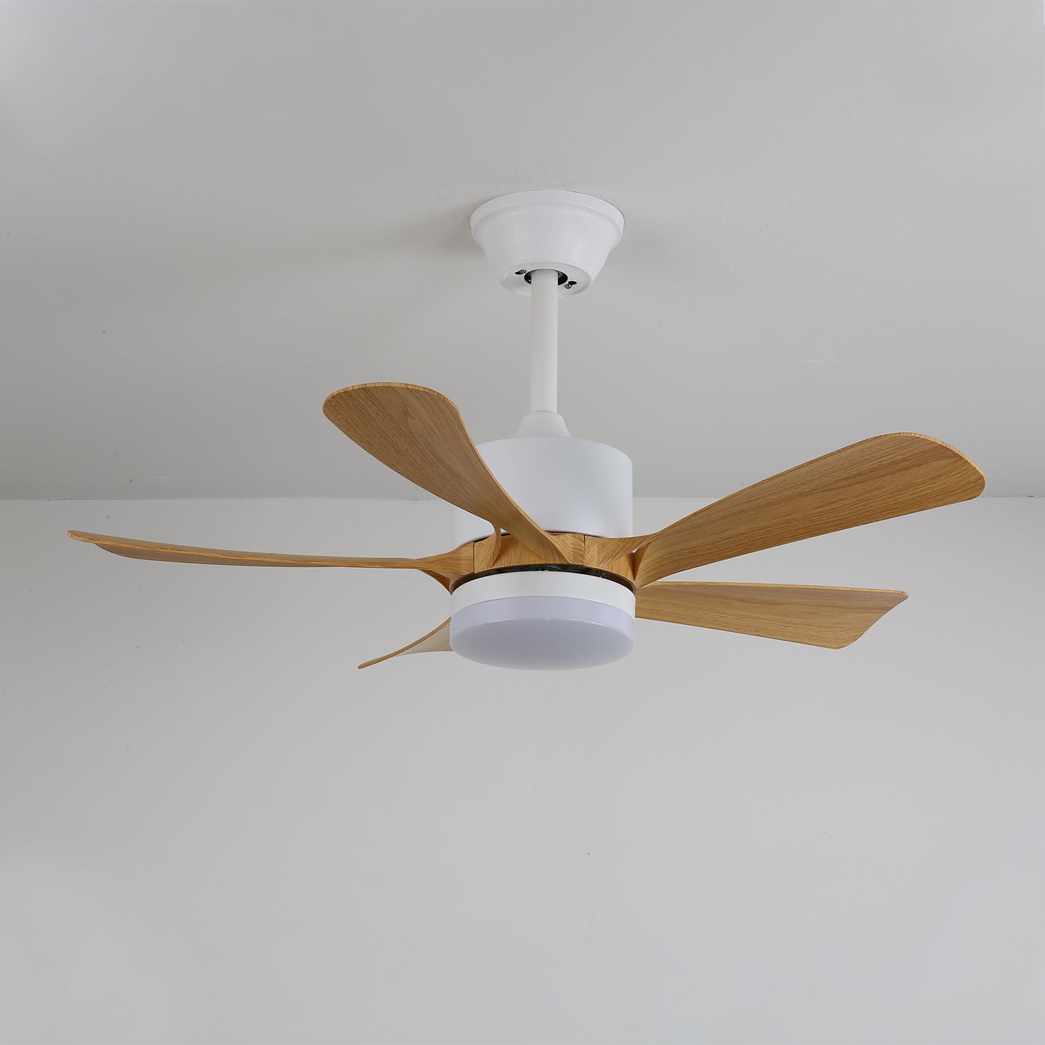 Ventilador de Techo Moderno Sylven con Luz y Acabado de Madera