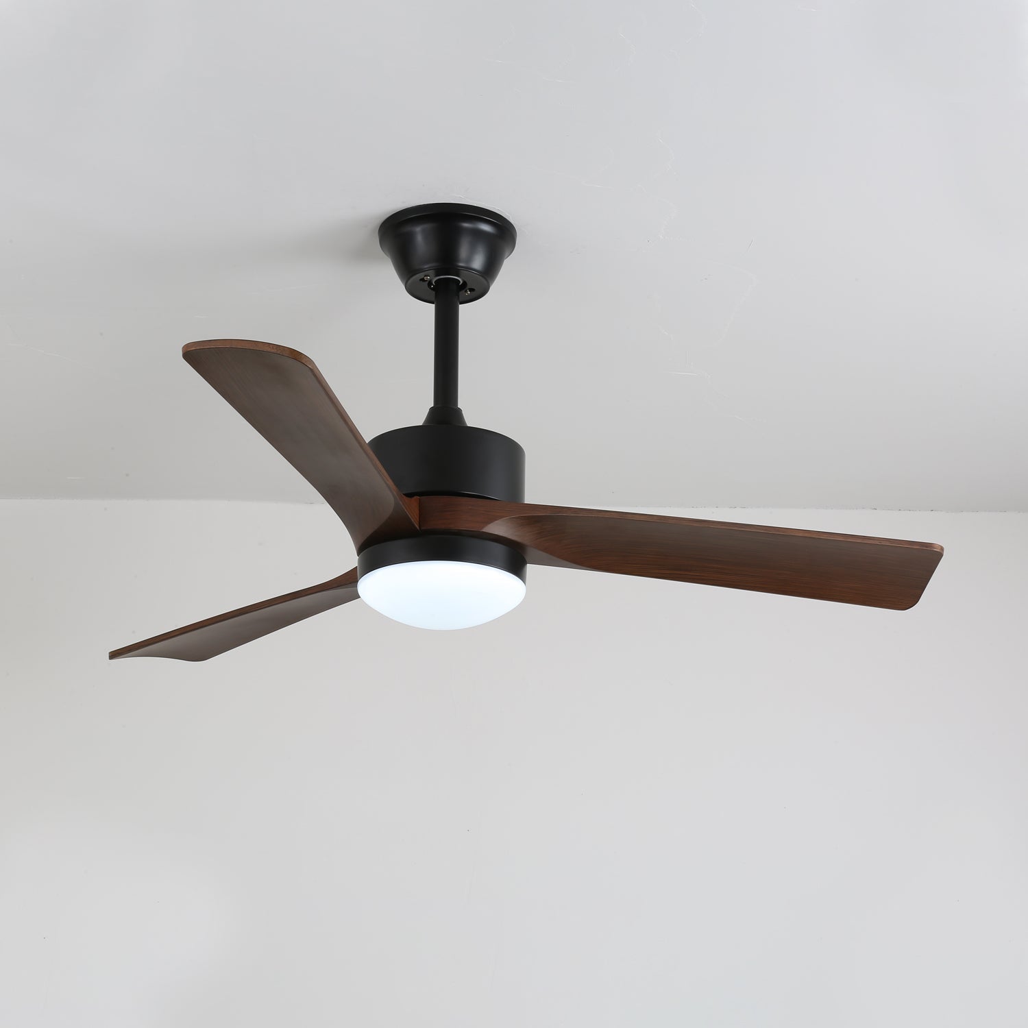 Ventilador de techo Evraeis con luz LED integrada iluminada.