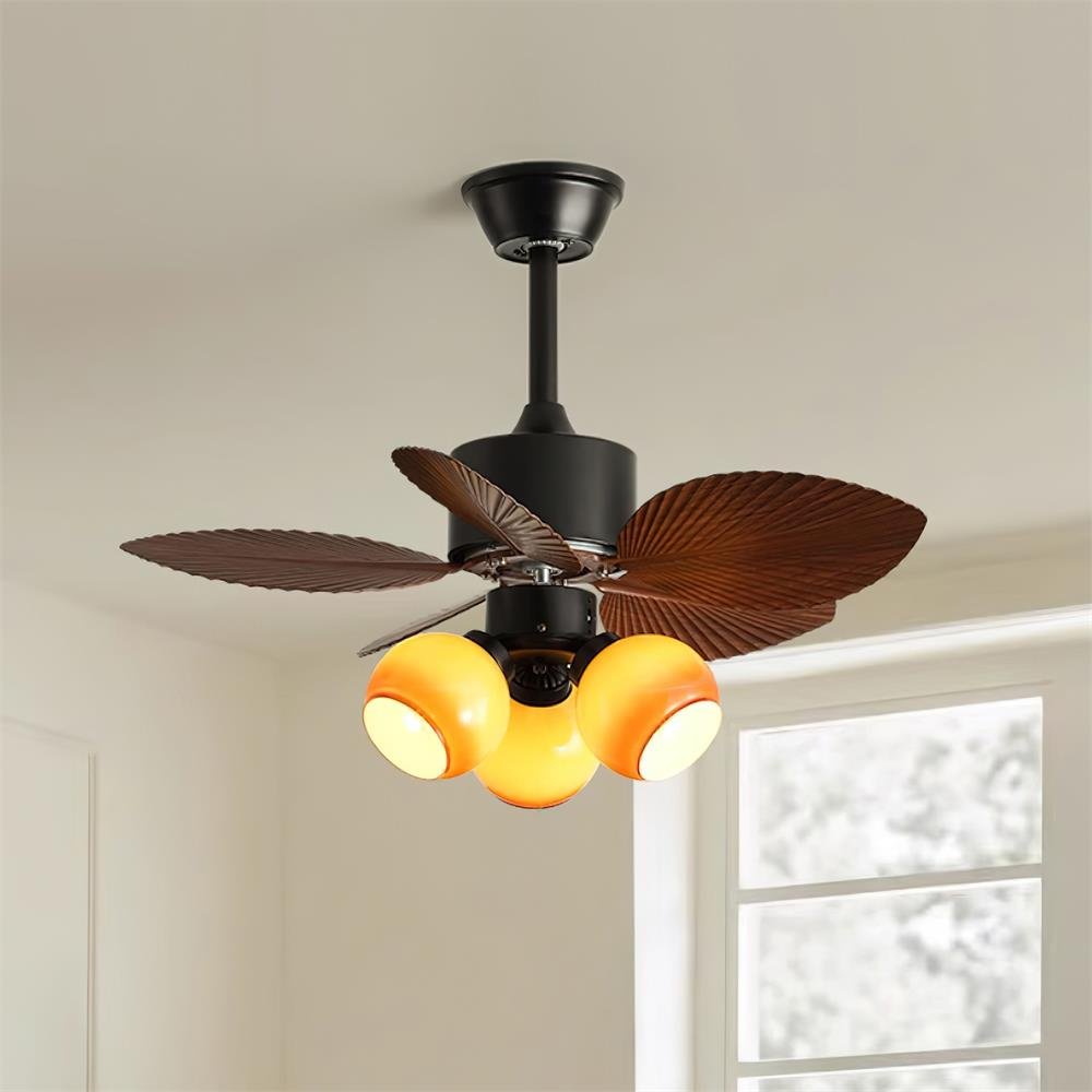 Ventilador con luz Nerina mostrando sus elementos de diseño tropical