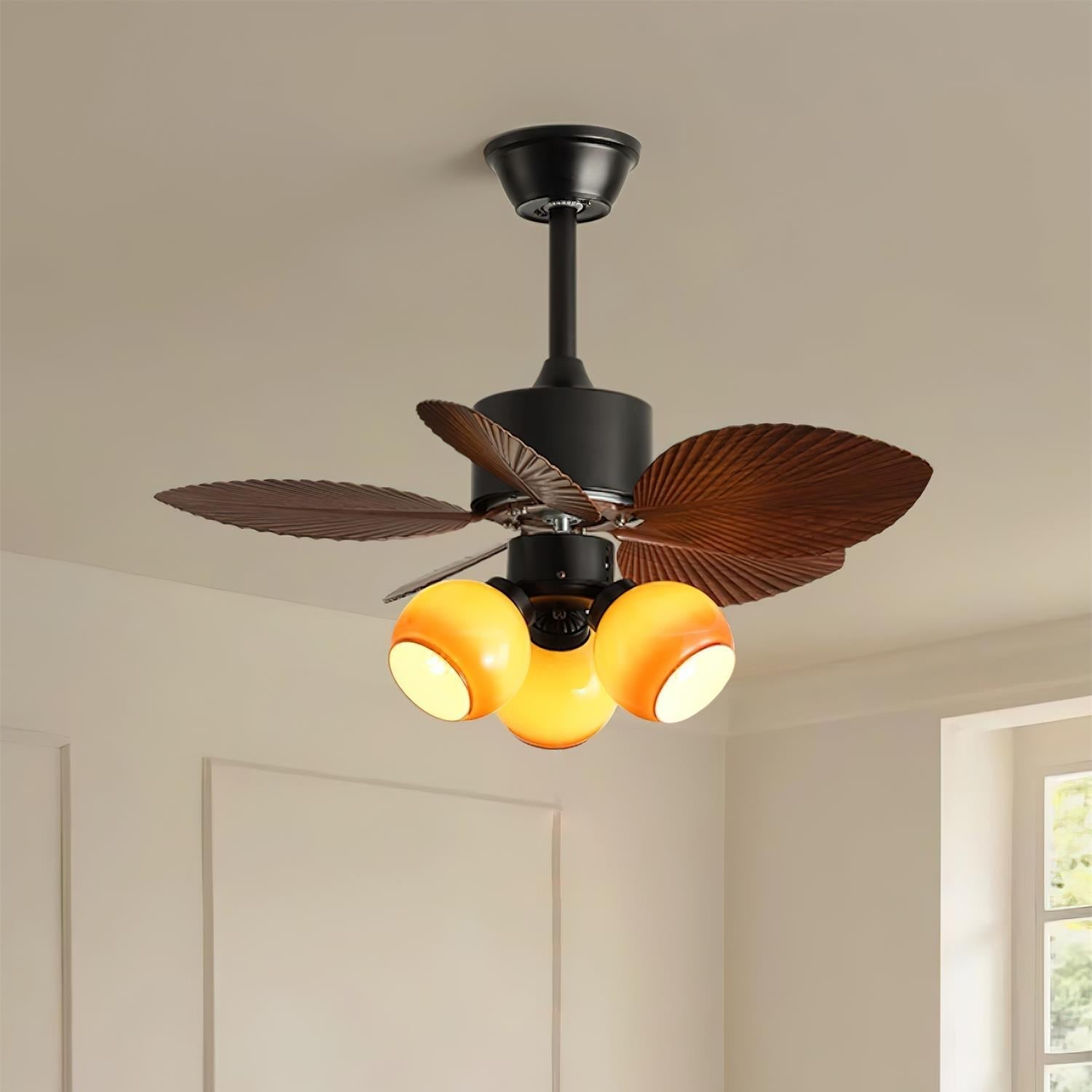 Ventilador con luz Nerina en un interior tropical moderno