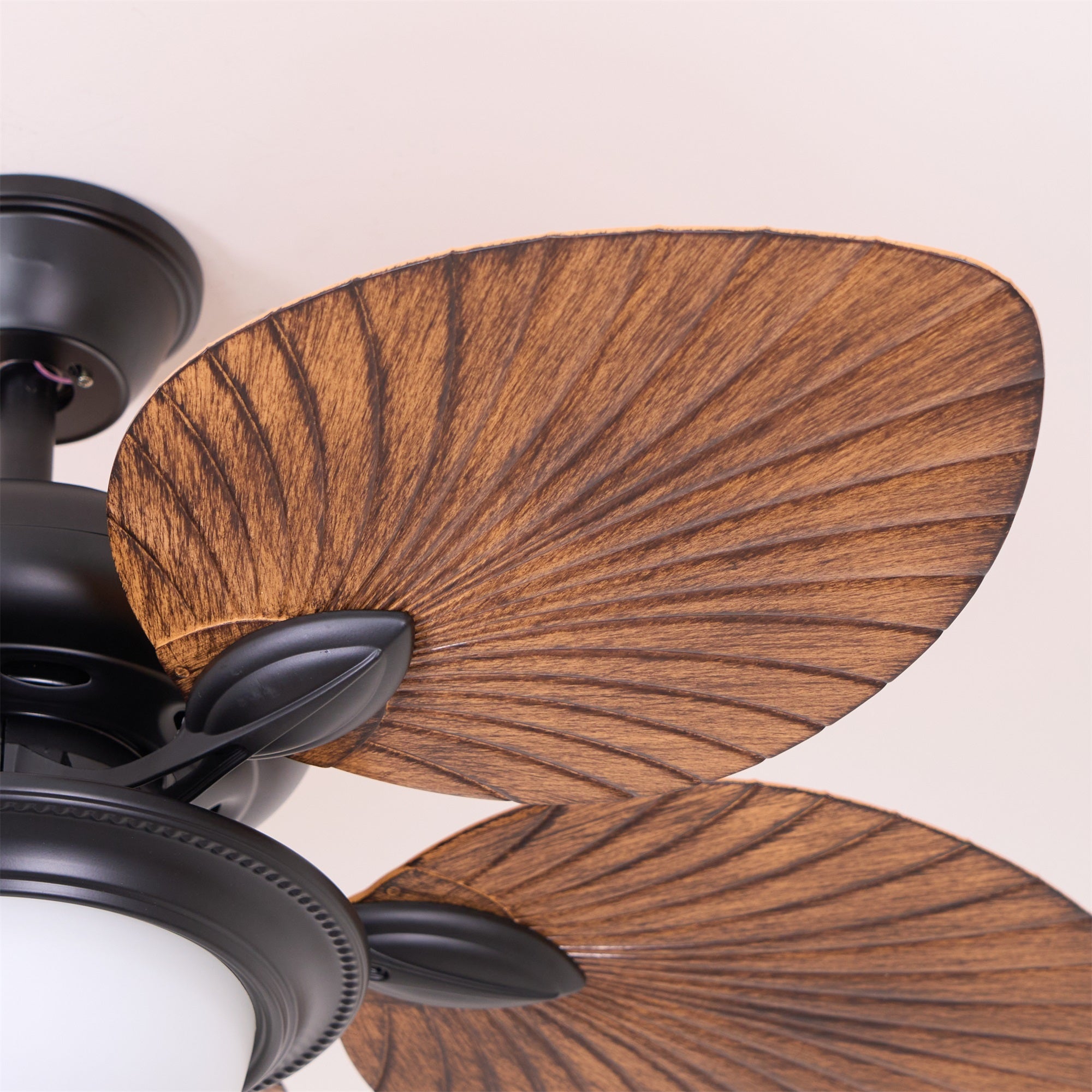 Ventilador de Techo Tropical Virel de Madera con Luz, mostrando los materiales