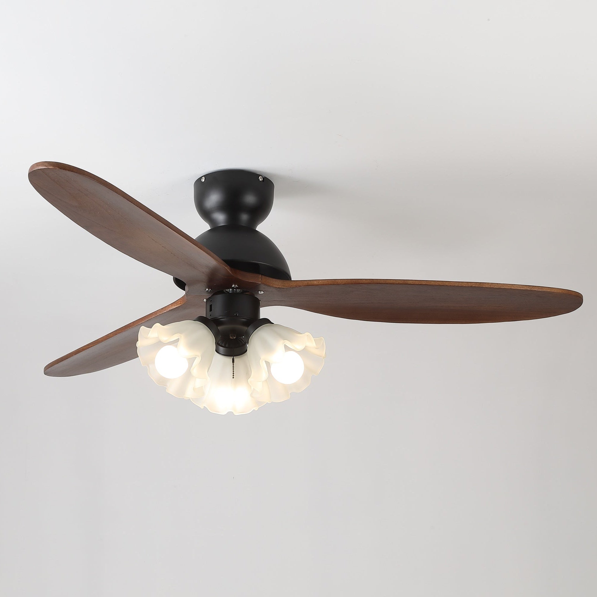 Ventilador de techo con luz mostrando detalles de su estructura metálica y pantalla de cristal.