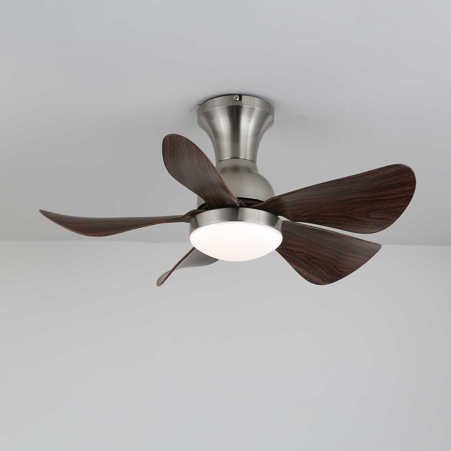 Ventilador de techo Novaro con luz, con dimensiones: Diámetro 70cm x Altura 30cm.