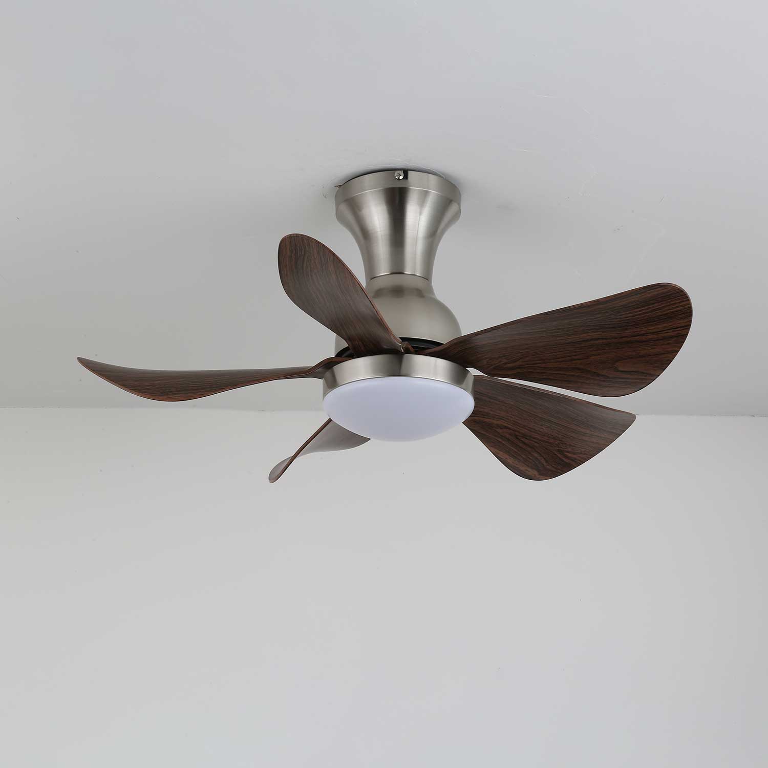 Ventilador de techo Novaro con luz, iluminando un espacio interior.