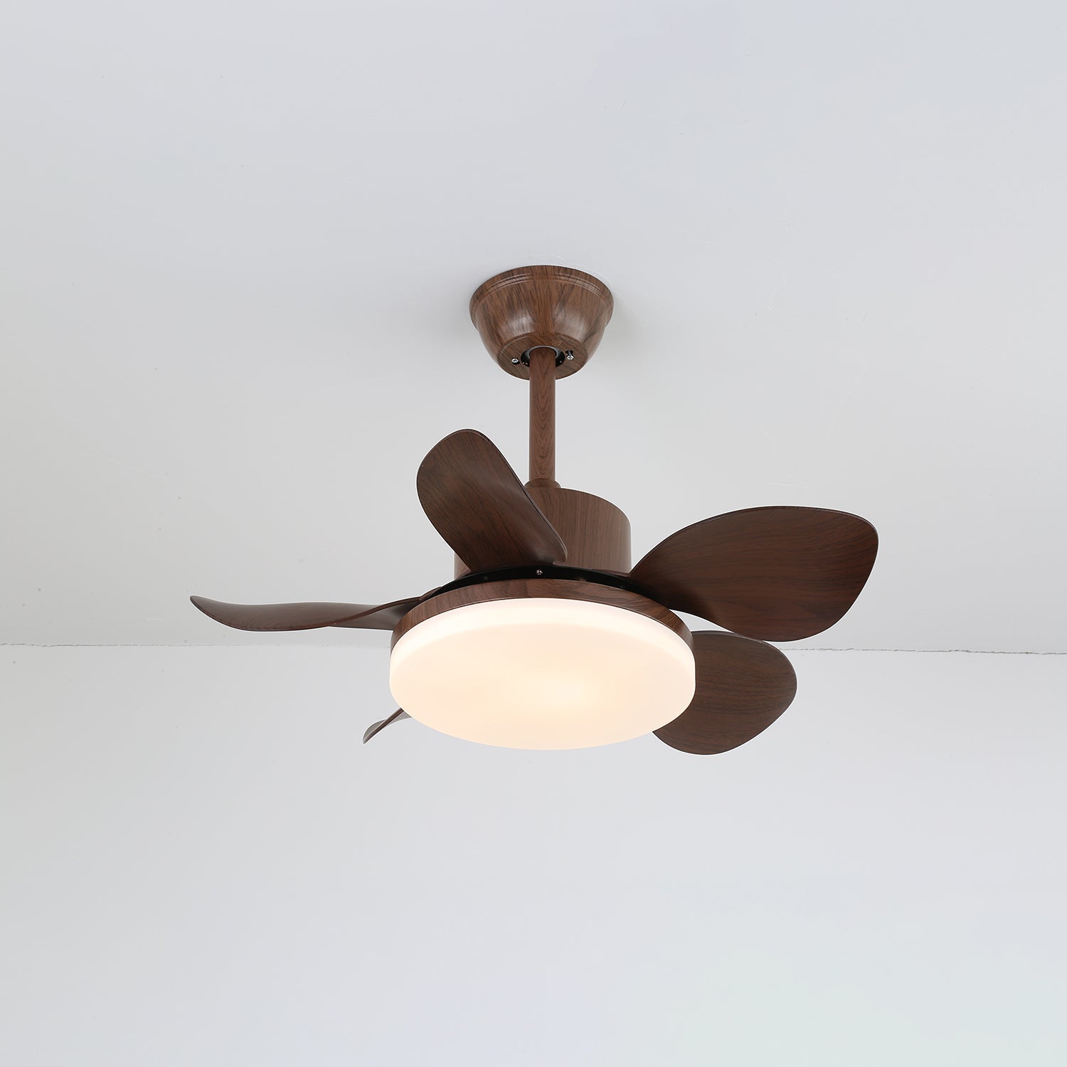 Ventilador de techo Alenya con luz en un ambiente de salón moderno