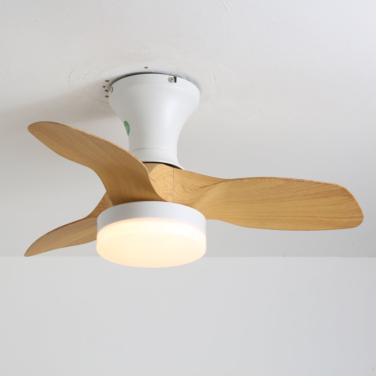 Ventilador de techo minimalista Nora desde un ángulo diferente, resaltando su perfil delgado.