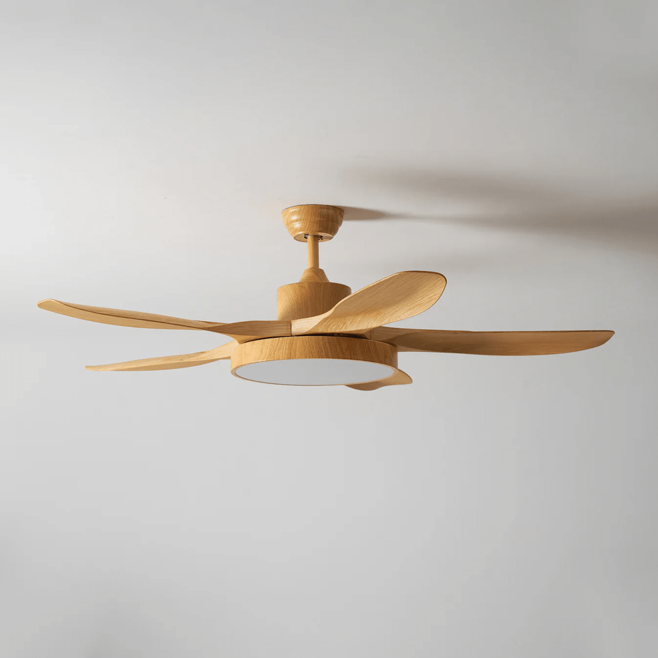Guía de instalación para el ventilador con luz StillWind, centrándose en la fijación del soporte de montaje.