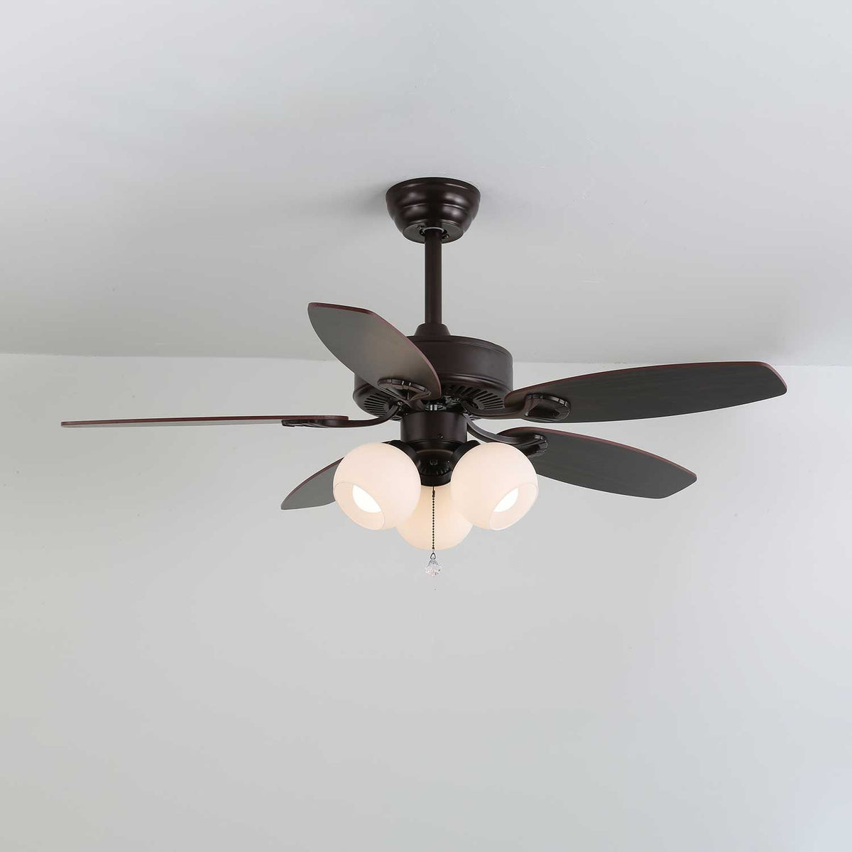 Ventilador de Techo Calviera Vintage de Madera y Cristal con Luz mostrando instalación cableada