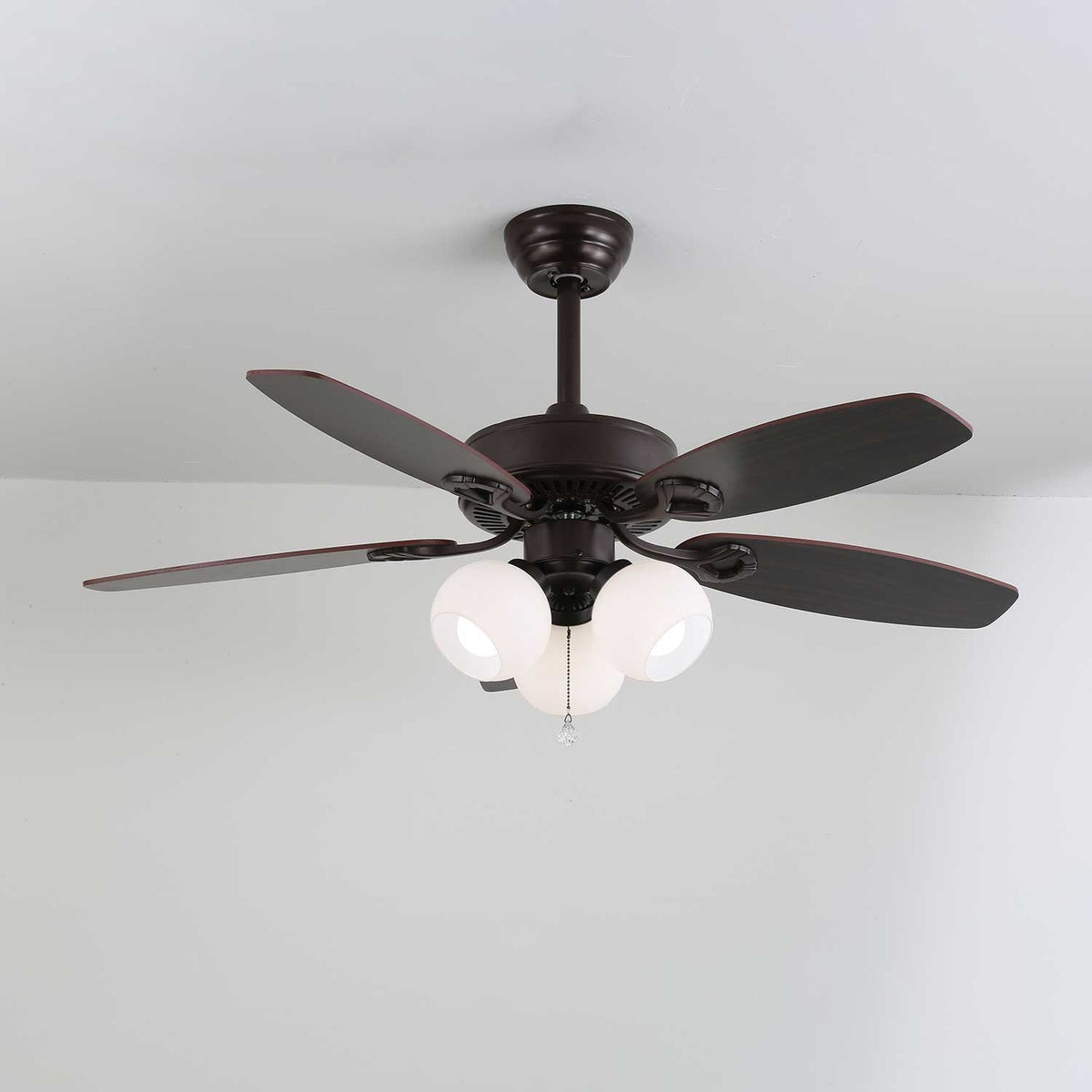 Ventilador de Techo Calviera Vintage de Madera y Cristal con Luz en un rincón acogedor