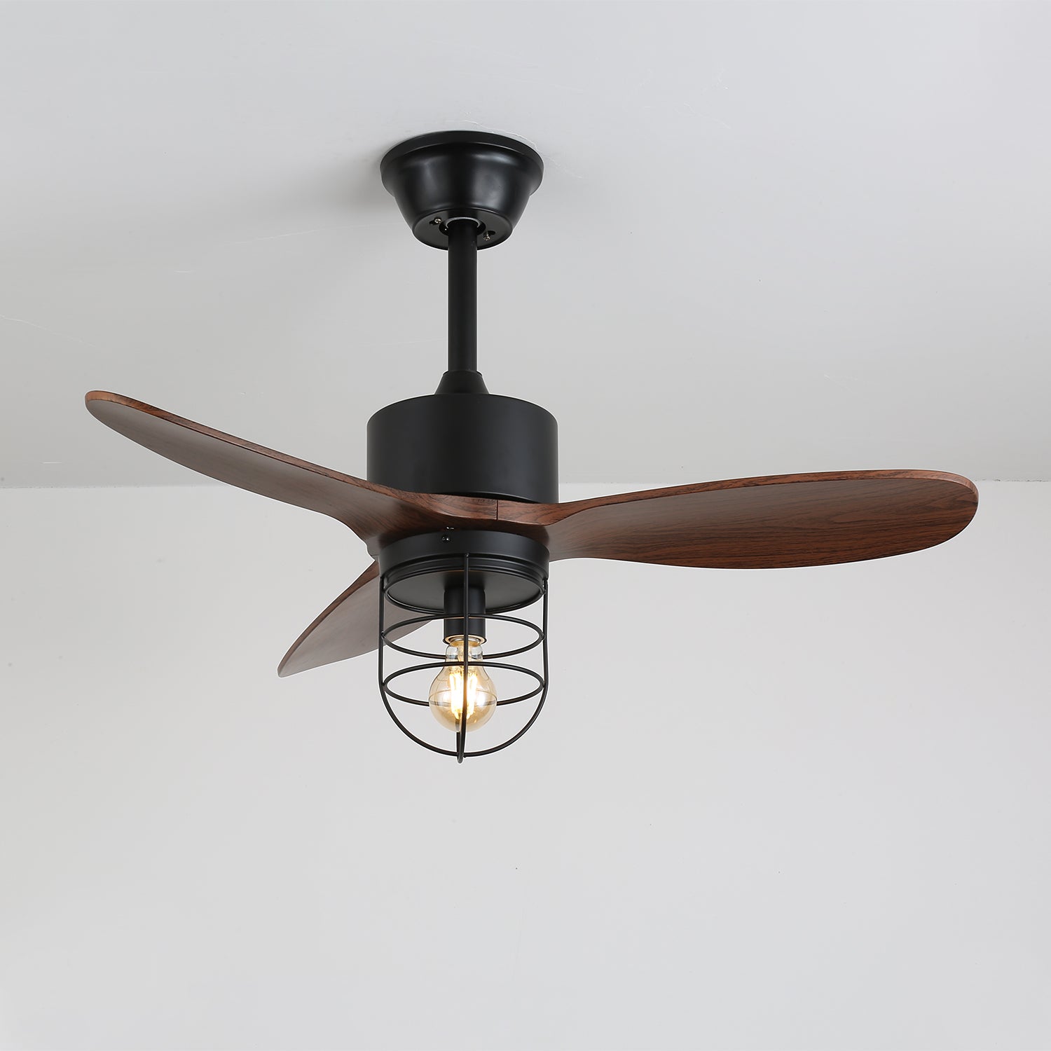 Ventilador de Techo Industrial de Madera Brisora con Luz, vista en ángulo