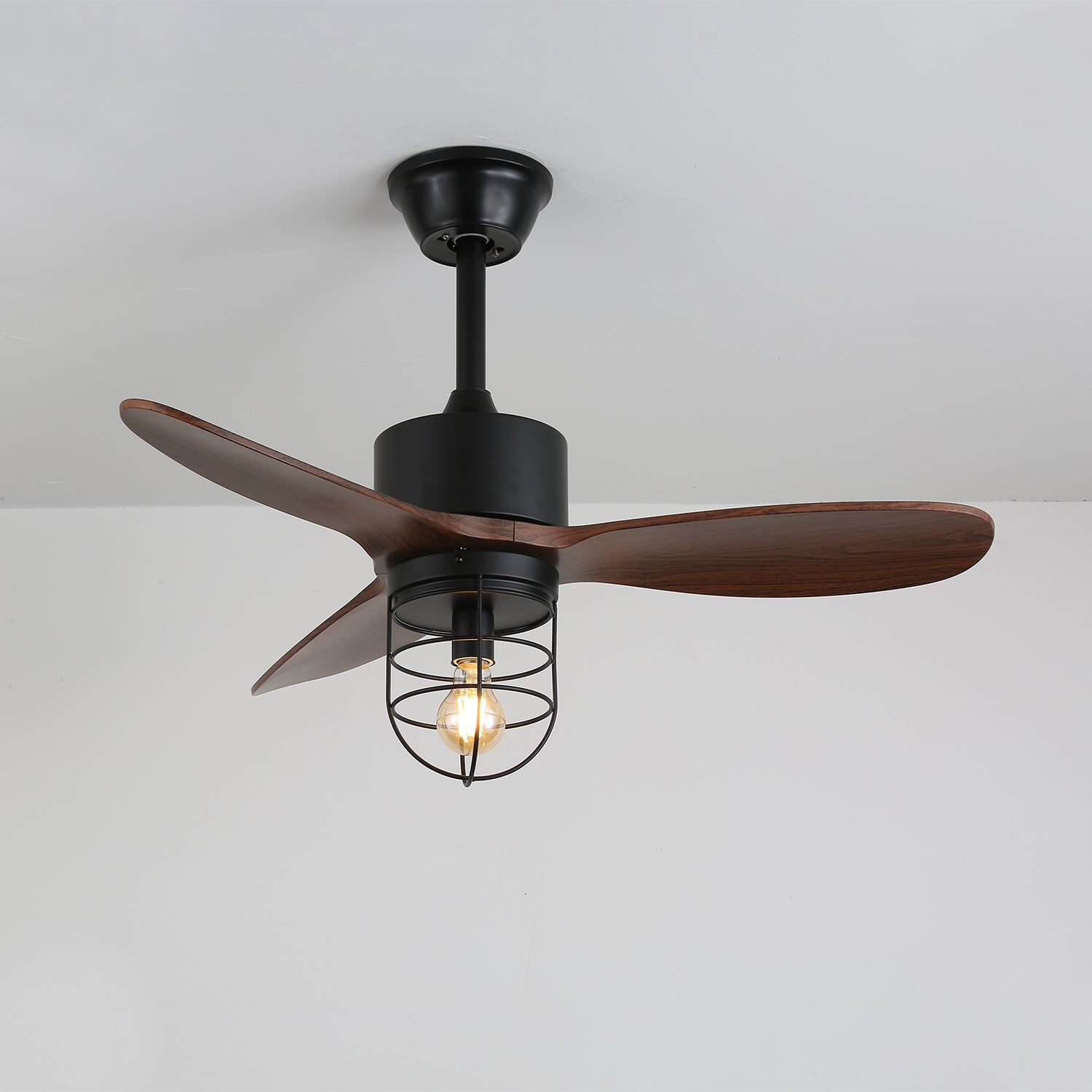 Ventilador de Techo Industrial de Madera Brisora con Luz, primer plano de las aspas de madera