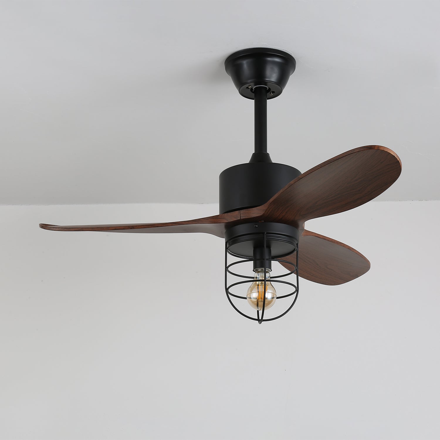 Ventilador de Techo Industrial de Madera Brisora con Luz, instalado en un dormitorio