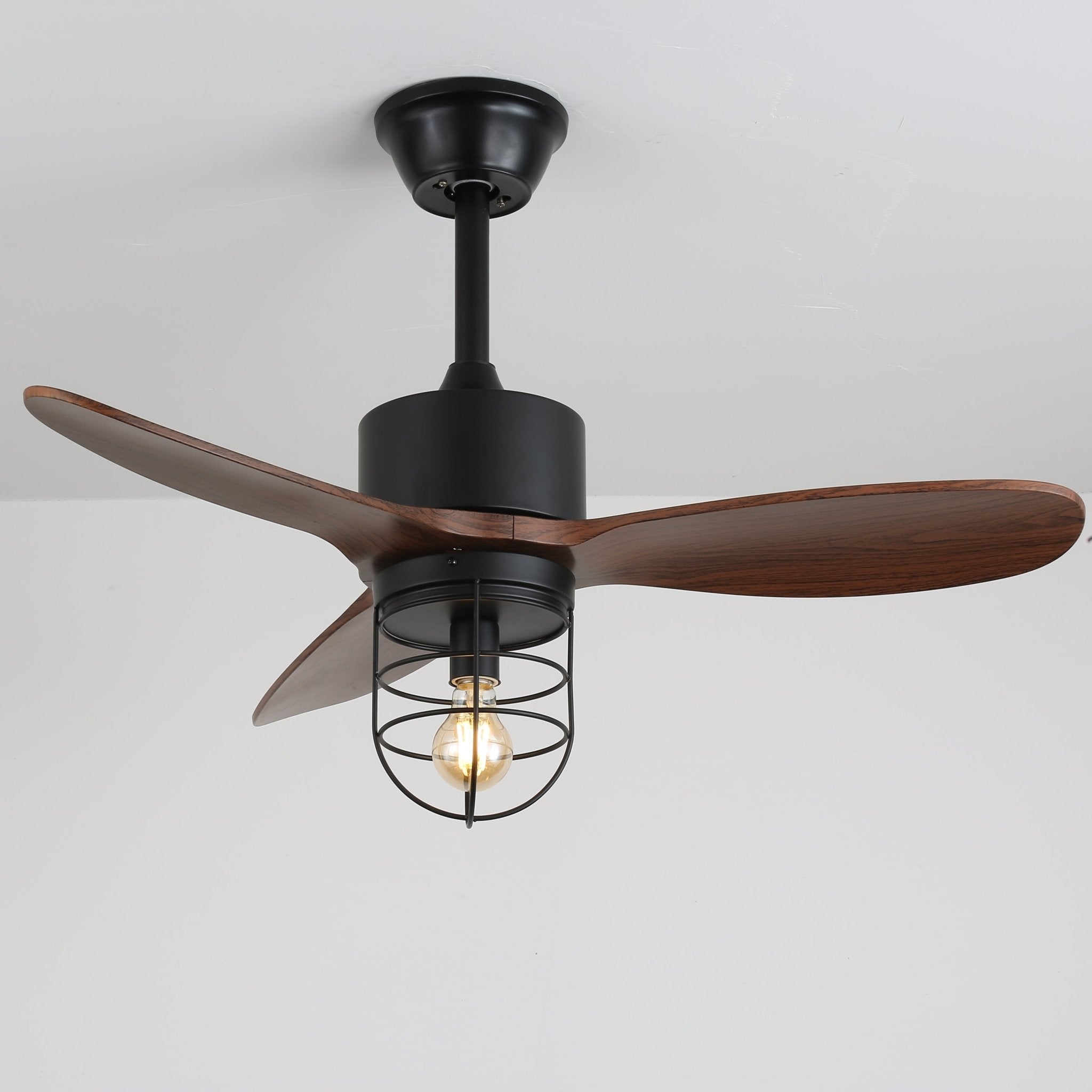 Ventilador de Techo Industrial de Madera Brisora con Luz, en un ambiente rústico