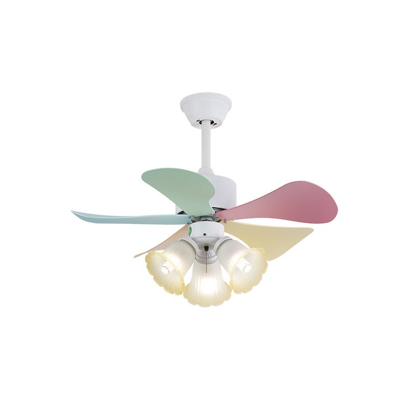 Ventilador de Techo Liora de Cristal Colorido, en un área de juegos
