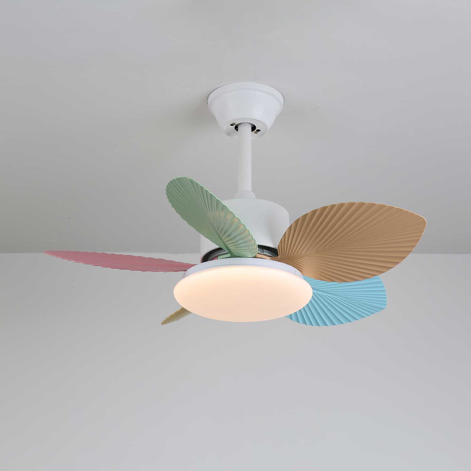 Ventilador de Techo Liora de Cristal Colorido, mostrando elementos de diseño