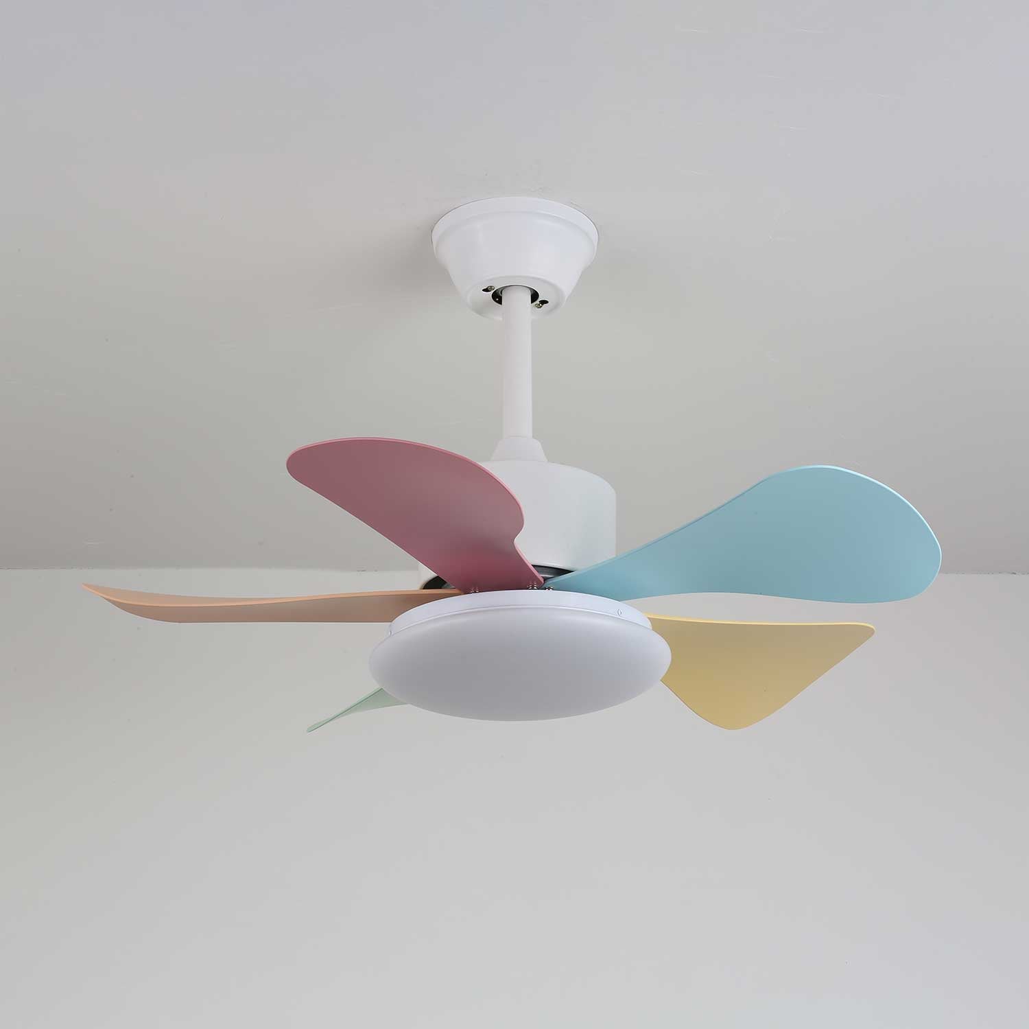 Ventilador de Techo Liora de Cristal Colorido, en una sala de juegos