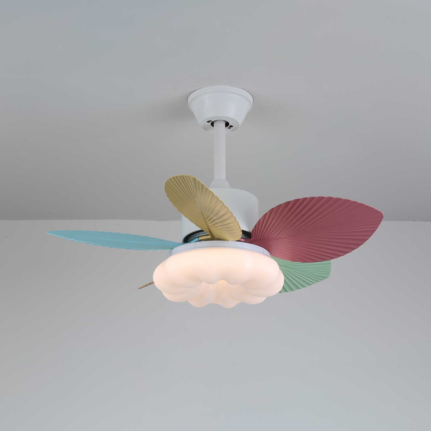 Ventilador de Techo Liora de Cristal Colorido, en un comedor