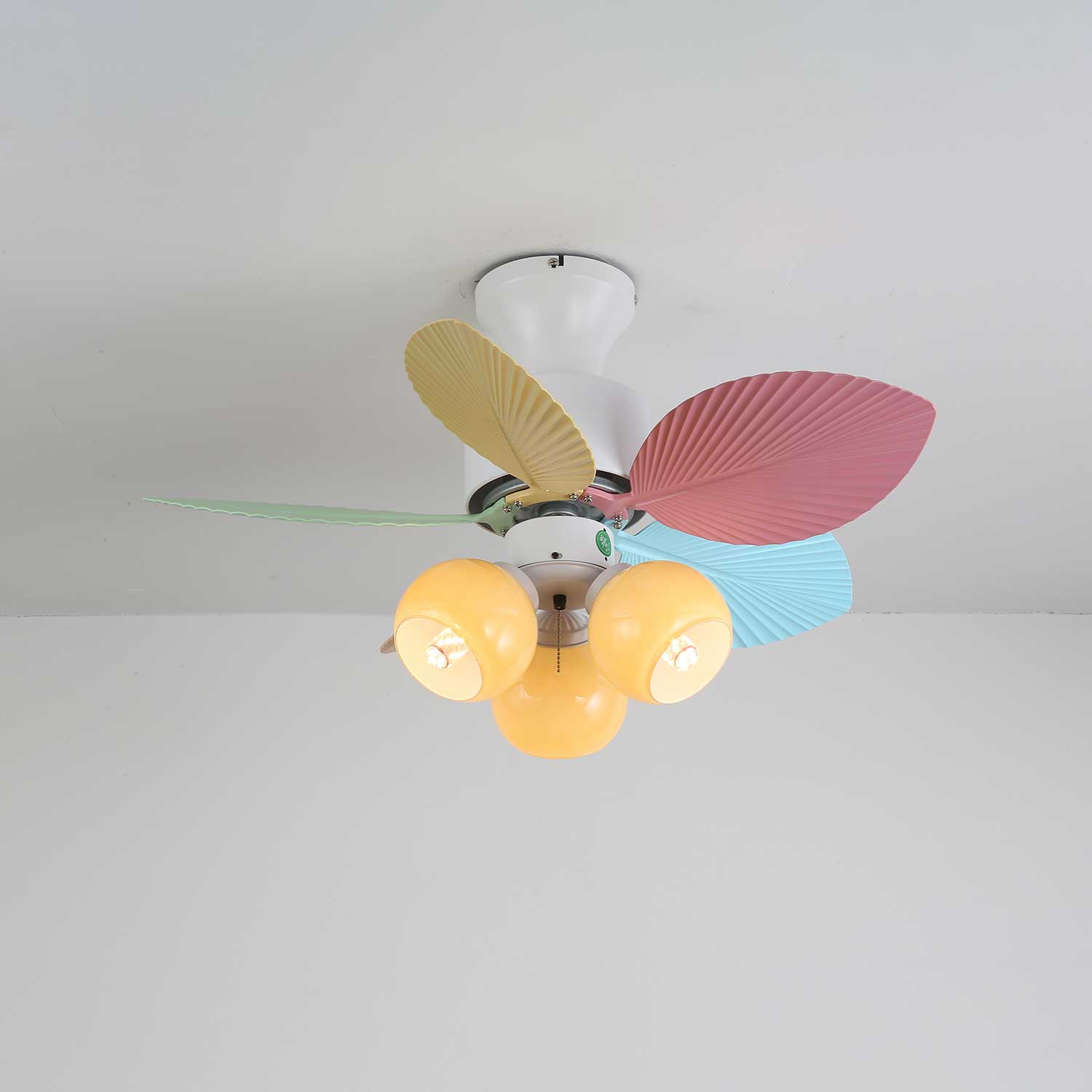 Ventilador de Techo Liora de Cristal Colorido, mostrando diferentes opciones de color
