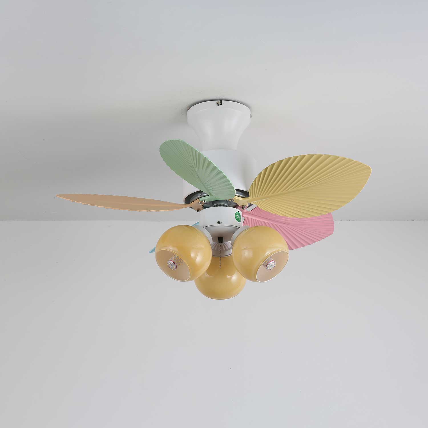 Ventilador de Techo Liora de Cristal Colorido, en una sala de estar