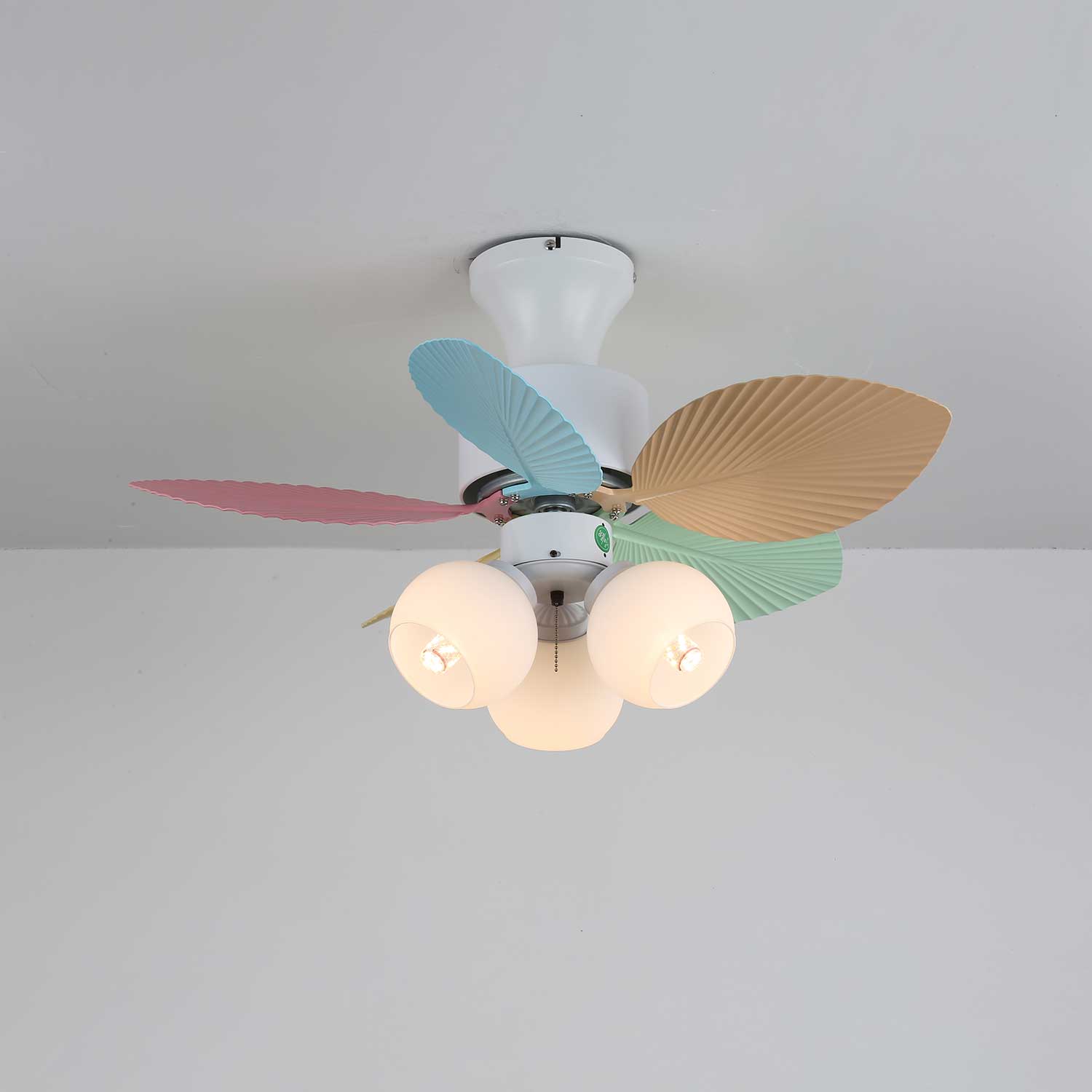 Ventilador de Techo Liora de Cristal Colorido, destacando el uso en interiores