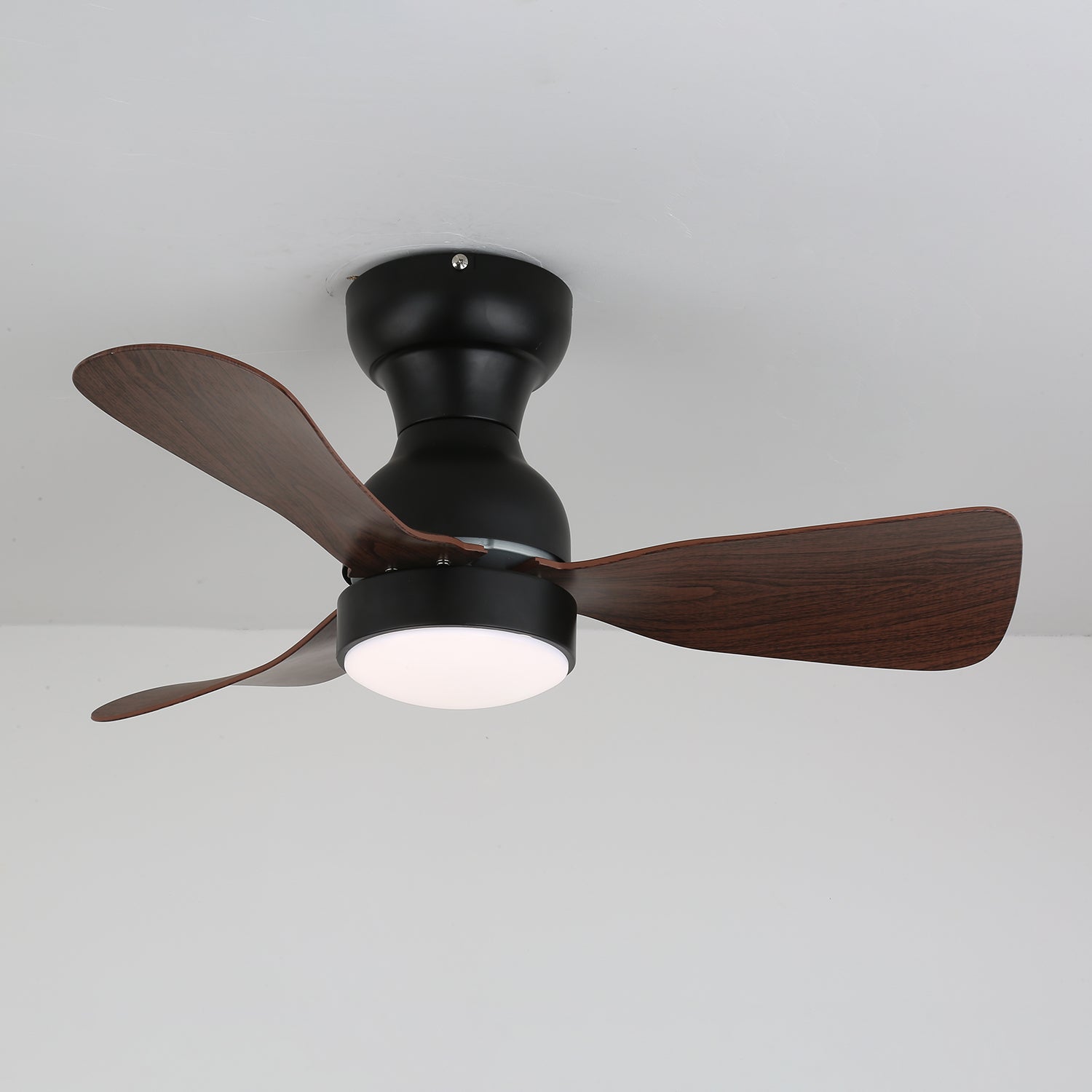 Vista superior del ventilador de techo Aurdorus mostrando el diseño de las aspas