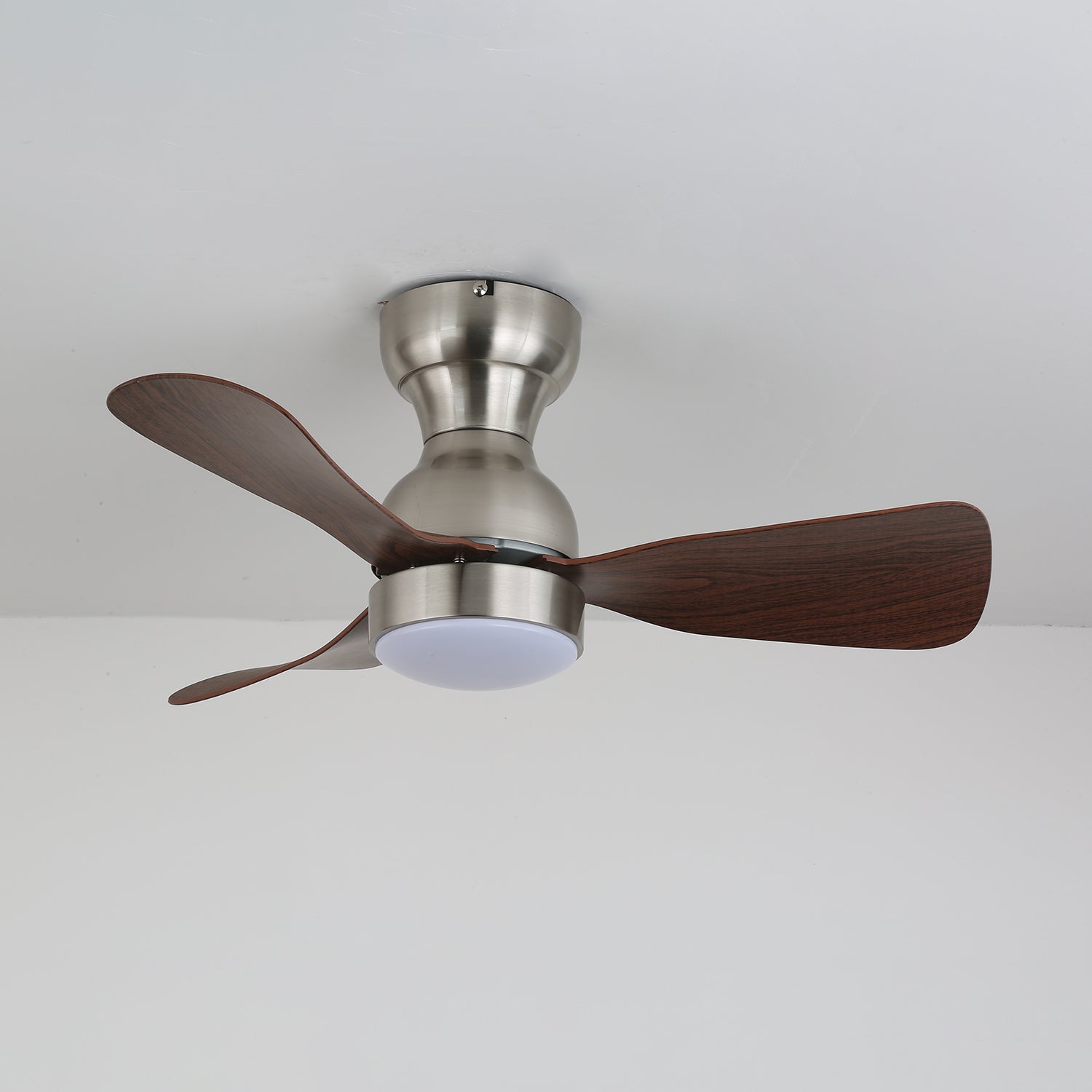 Ventilador Aurdorus con luz, su estructura metálica y pantalla acrílica