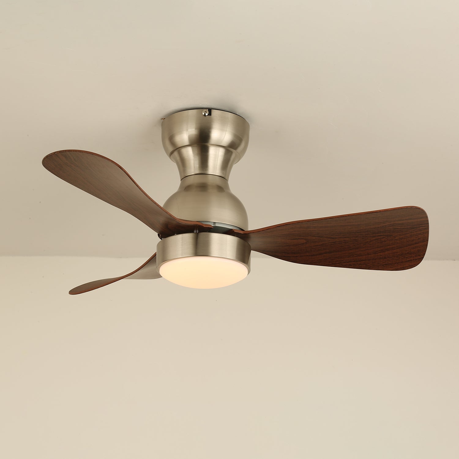 Foto de ambiente del ventilador Aurdorus con luz iluminando un espacio interior