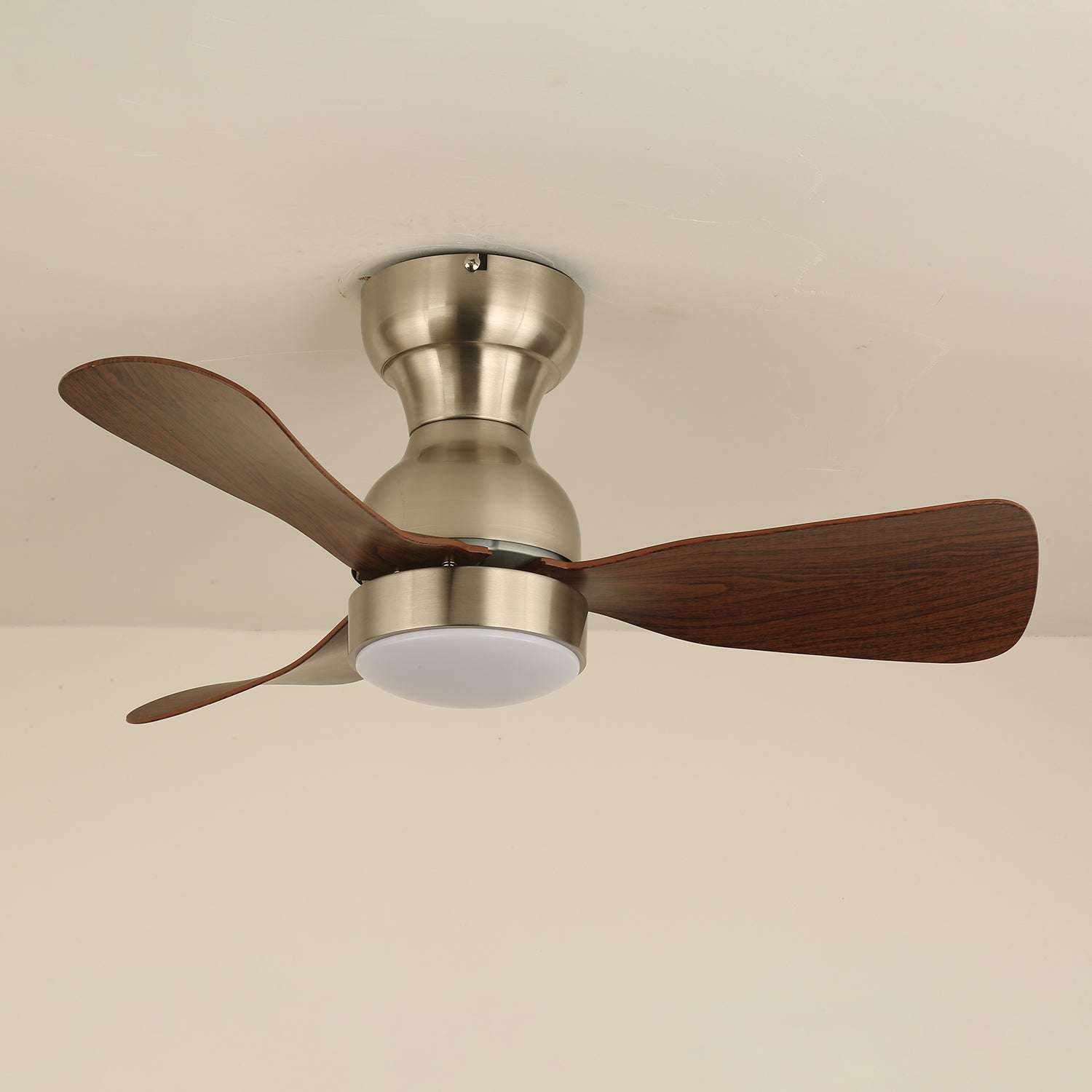 Ventilador de techo Aurdorus con luz y su mando a distancia de 6 velocidades