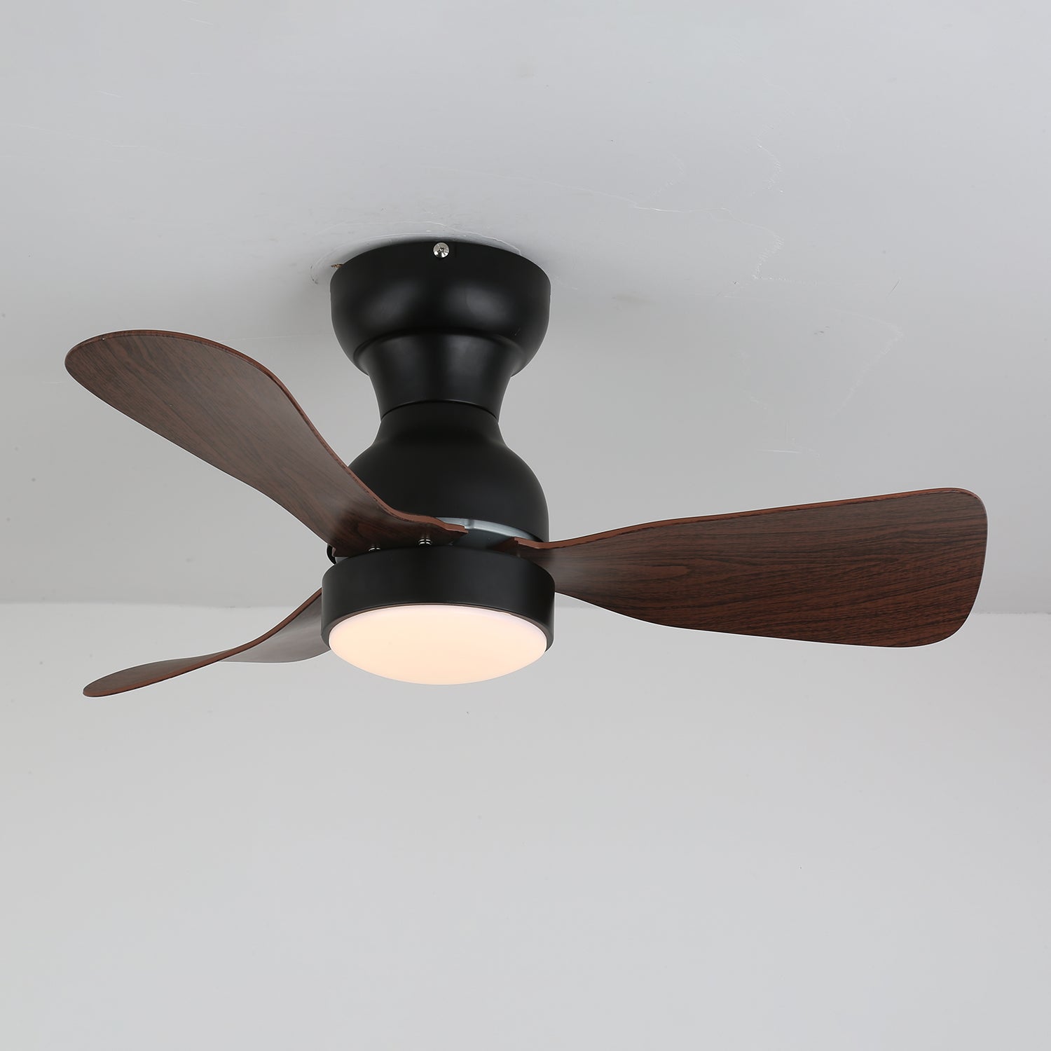 Ventilador de techo Aurdorus con luz en un ambiente de sala de estar moderno