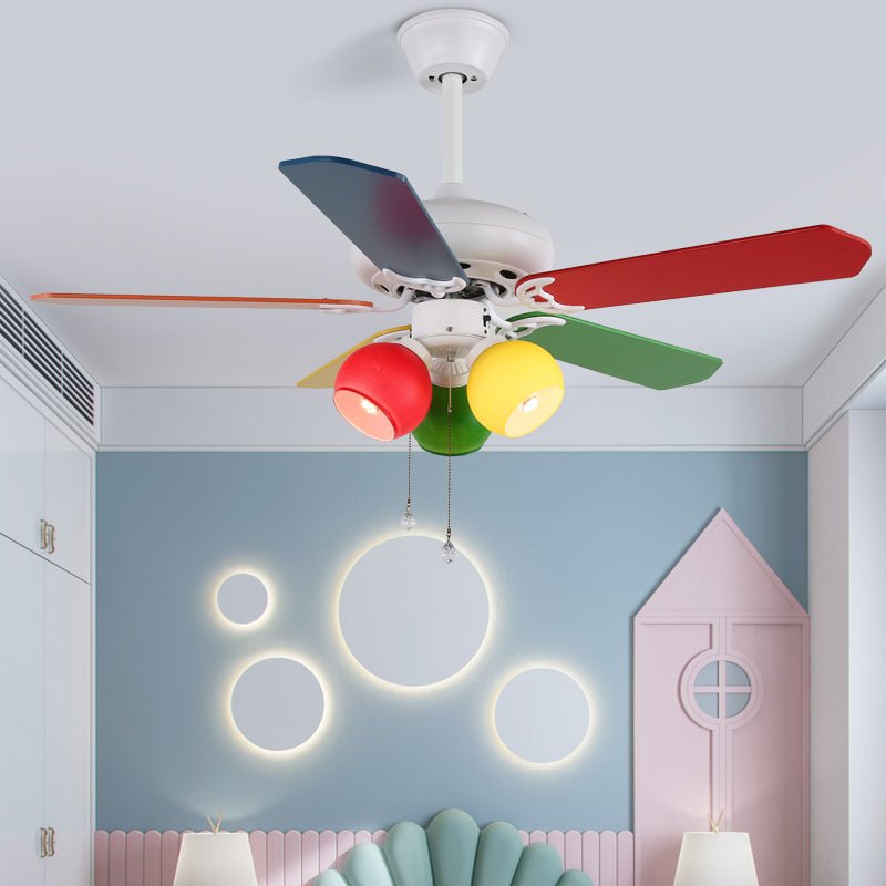 Primer plano de las aspas del Ventilador de Techo con Luz Juguetón Carlo