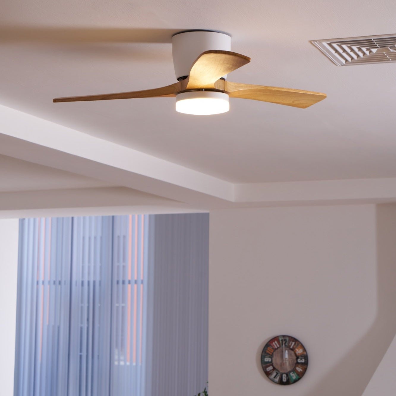 Ventilador de Techo con Luz Ezra Nórdico de Madera en acabado gris, para un toque contemporáneo.