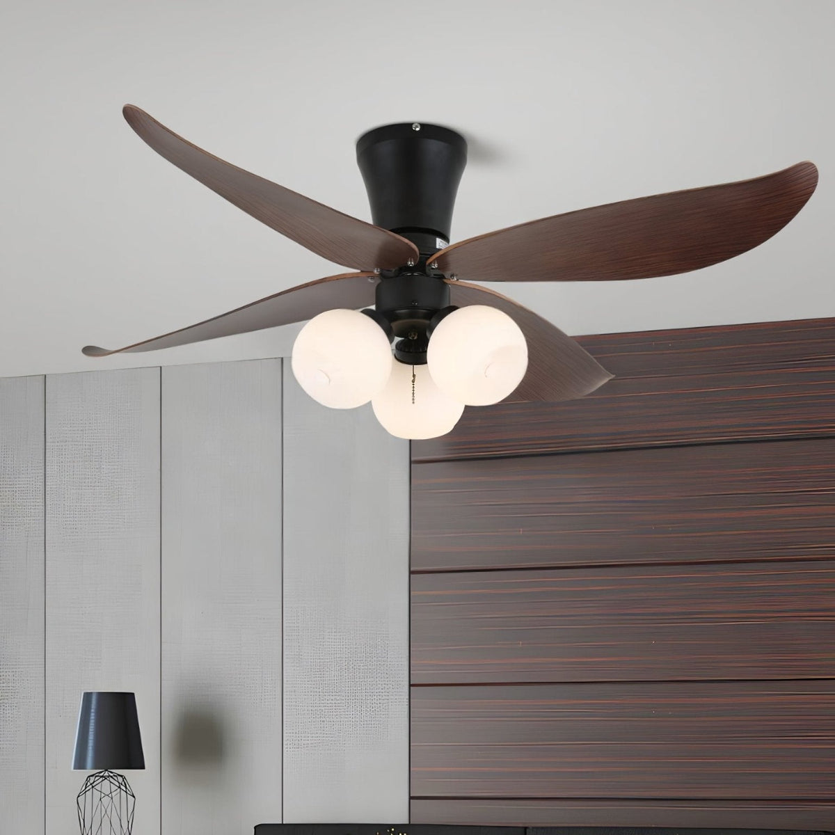 Primer plano de la pantalla de cristal del Ventilador de Techo con Luz Lunair Vintage