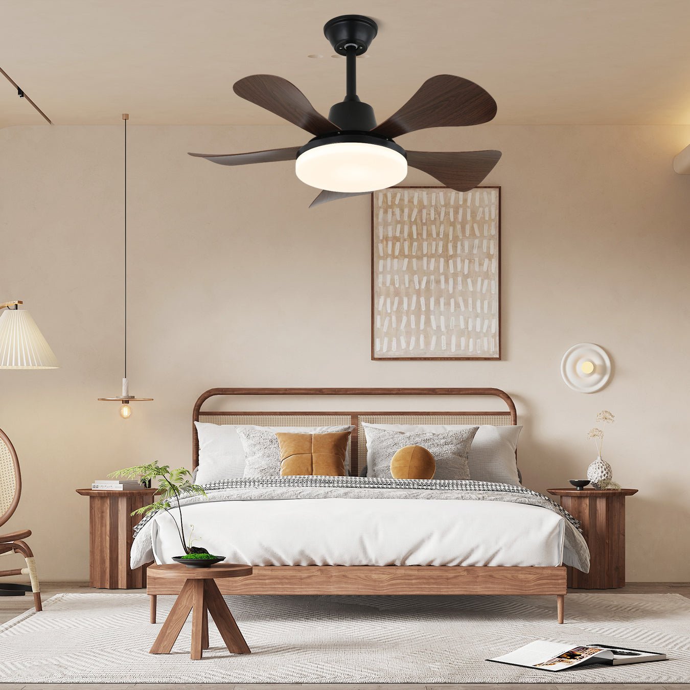 Ventilador de techo con luz Aveline de madera instalado en un ambiente de salón moderno