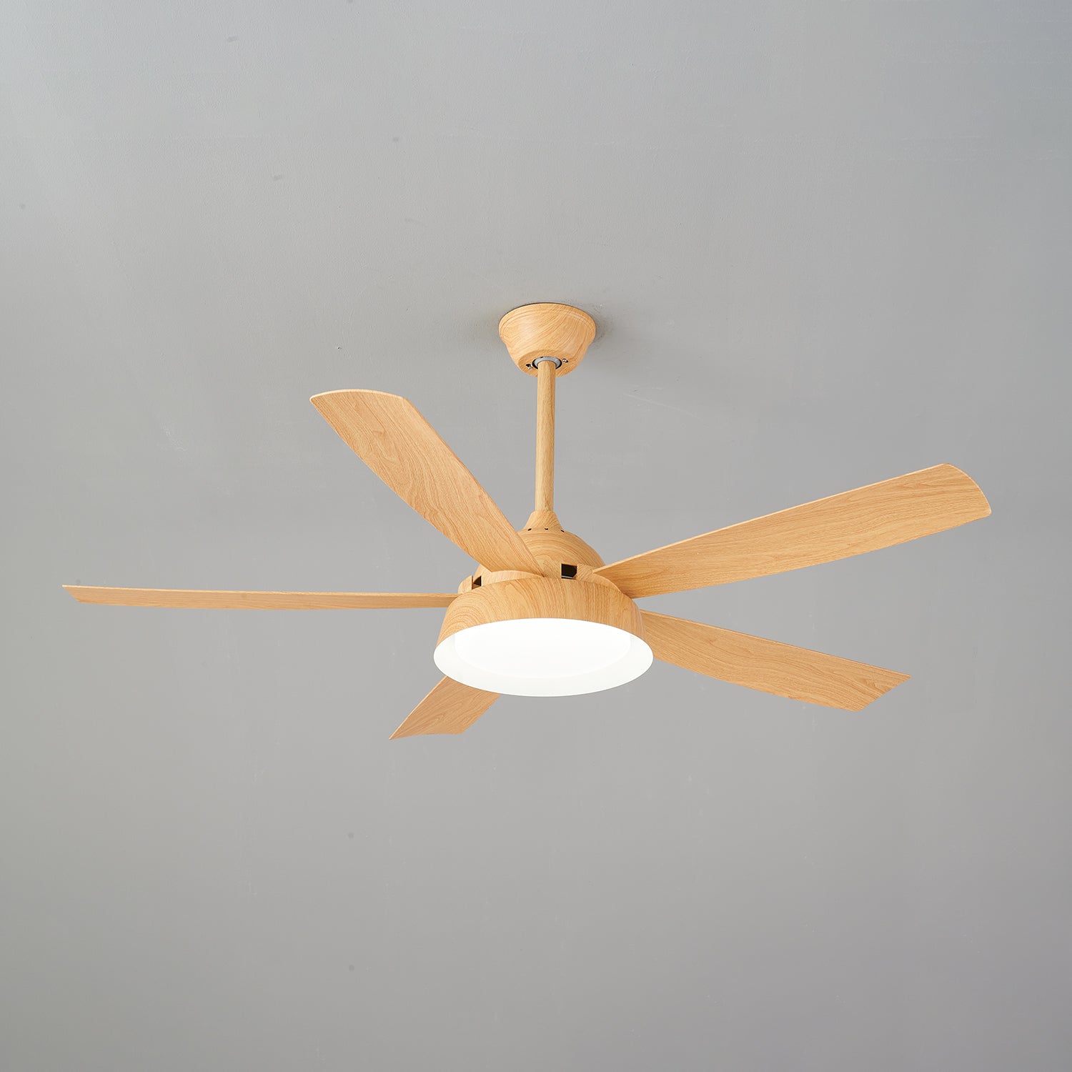 Ventilador de Techo Orvino con Luz de Madera, en un hogar moderno