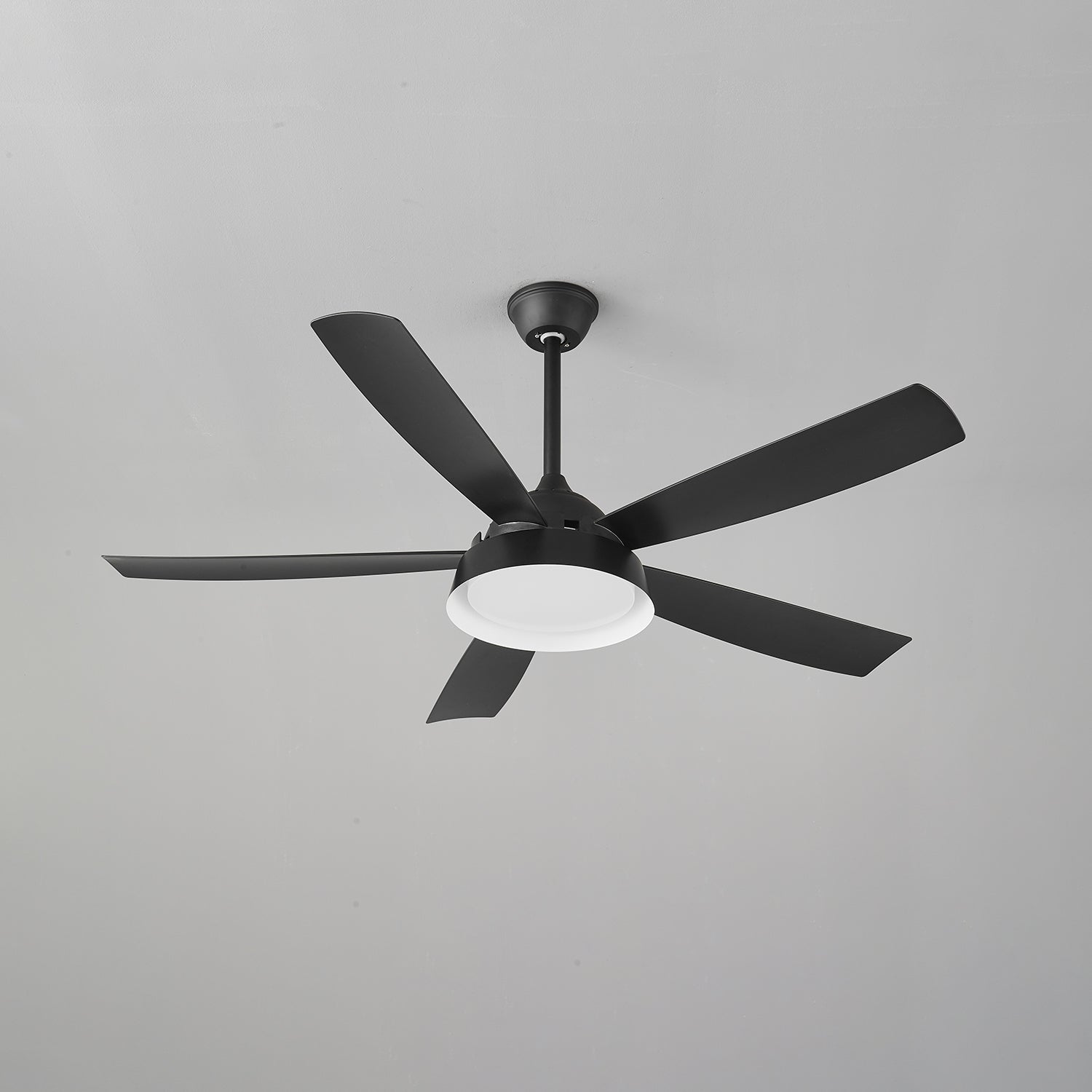 Ventilador de Techo Orvino con Luz de Madera, con luz apagada y ventilador encendido
