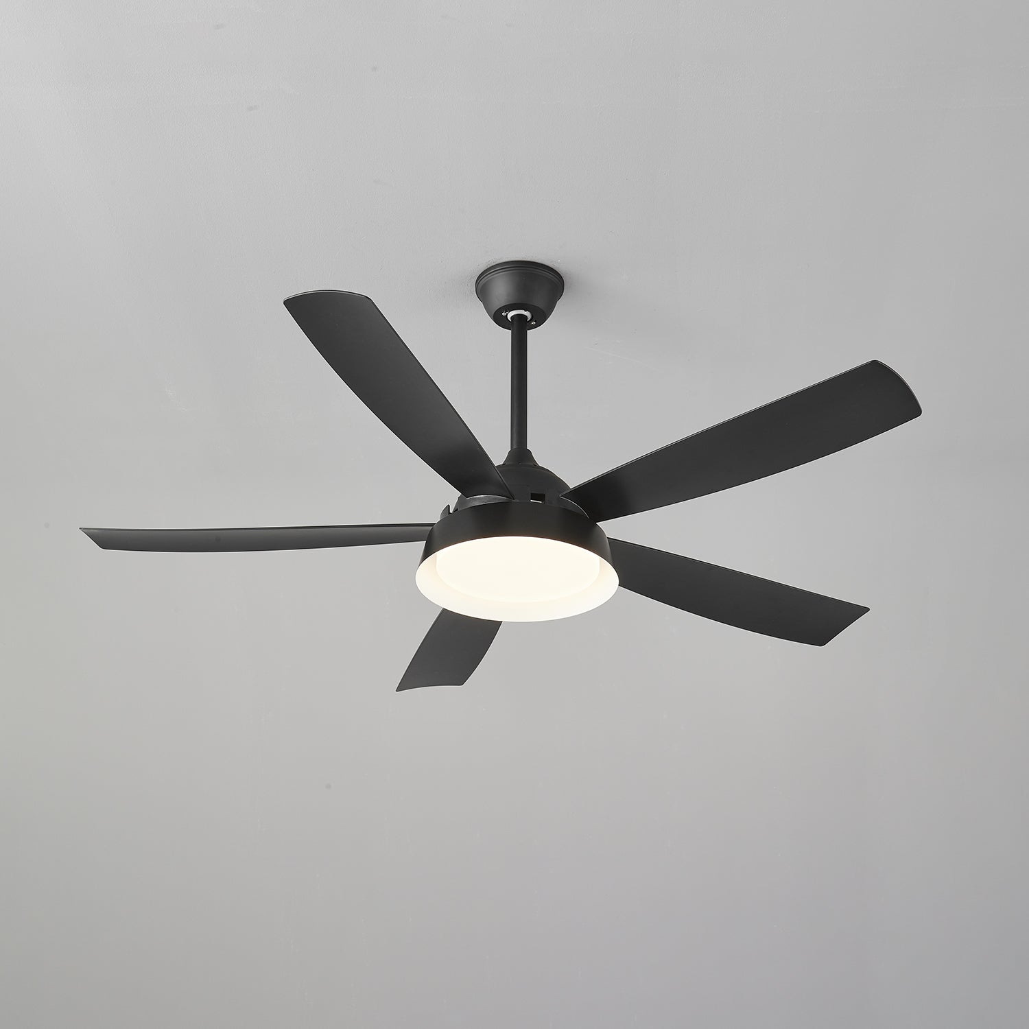 Ventilador de Techo Orvino con Luz de Madera, en un comedor