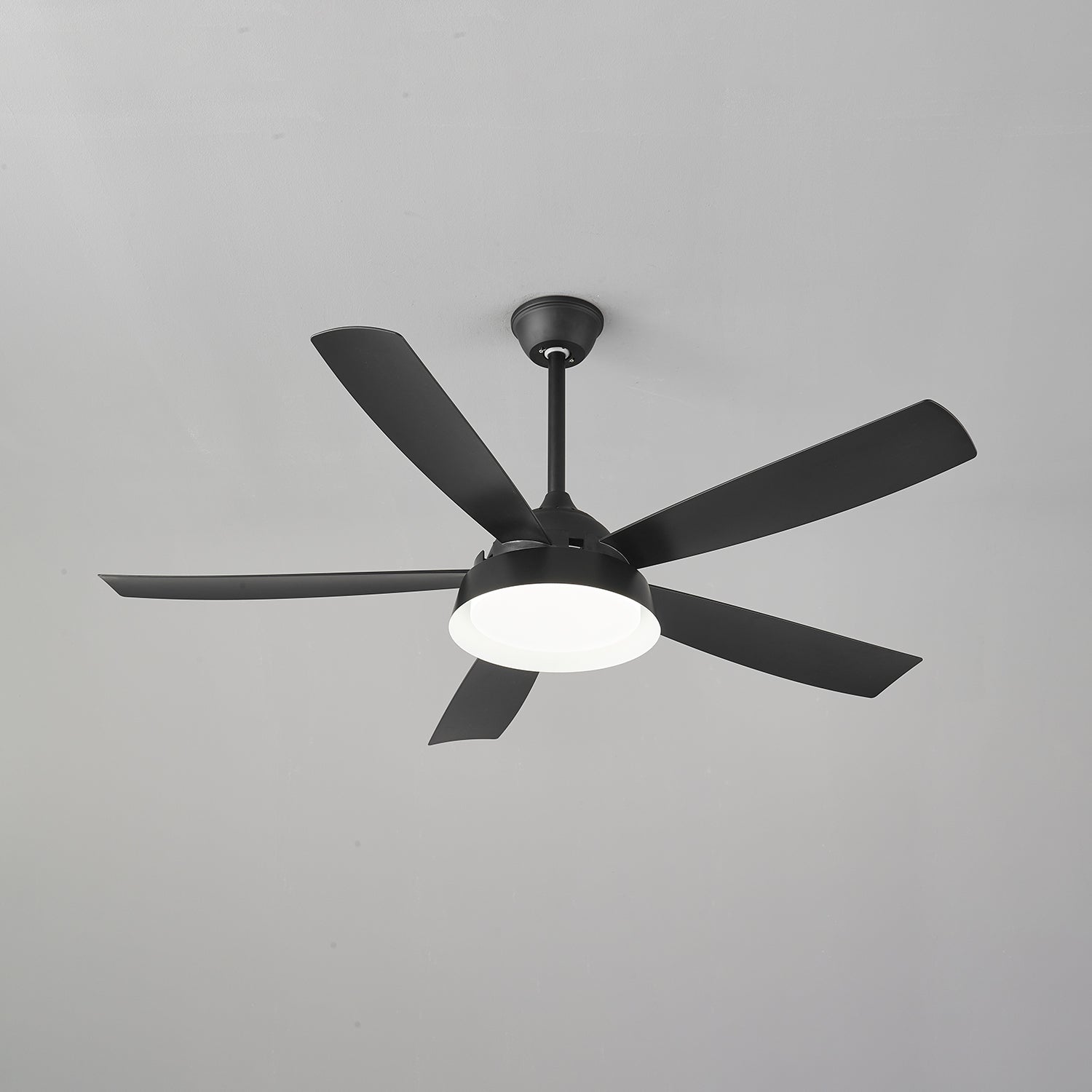 Ventilador de Techo Orvino con Luz de Madera, en un estudio