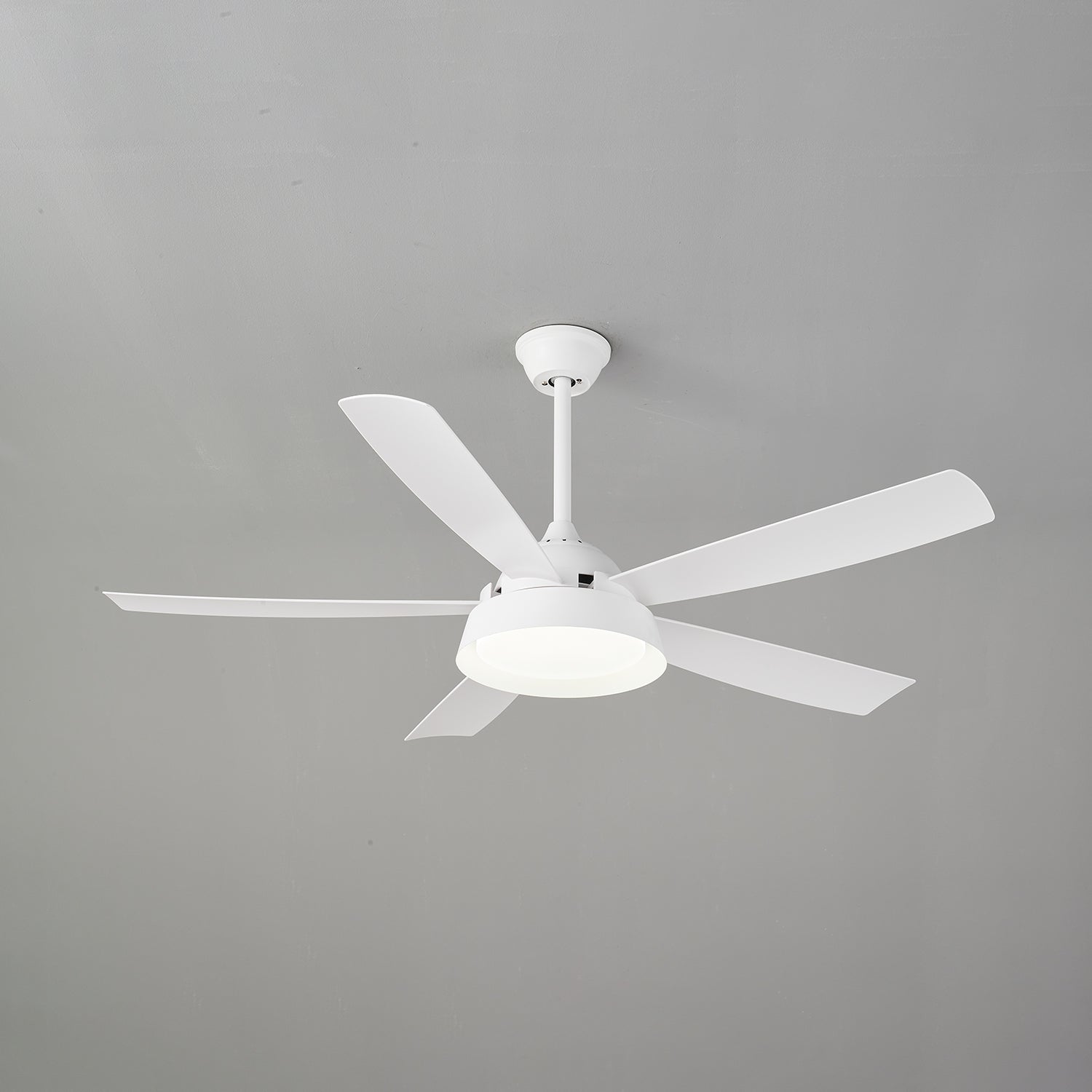 Ventilador de Techo Orvino con Luz de Madera, mostrando el control de 6 velocidades