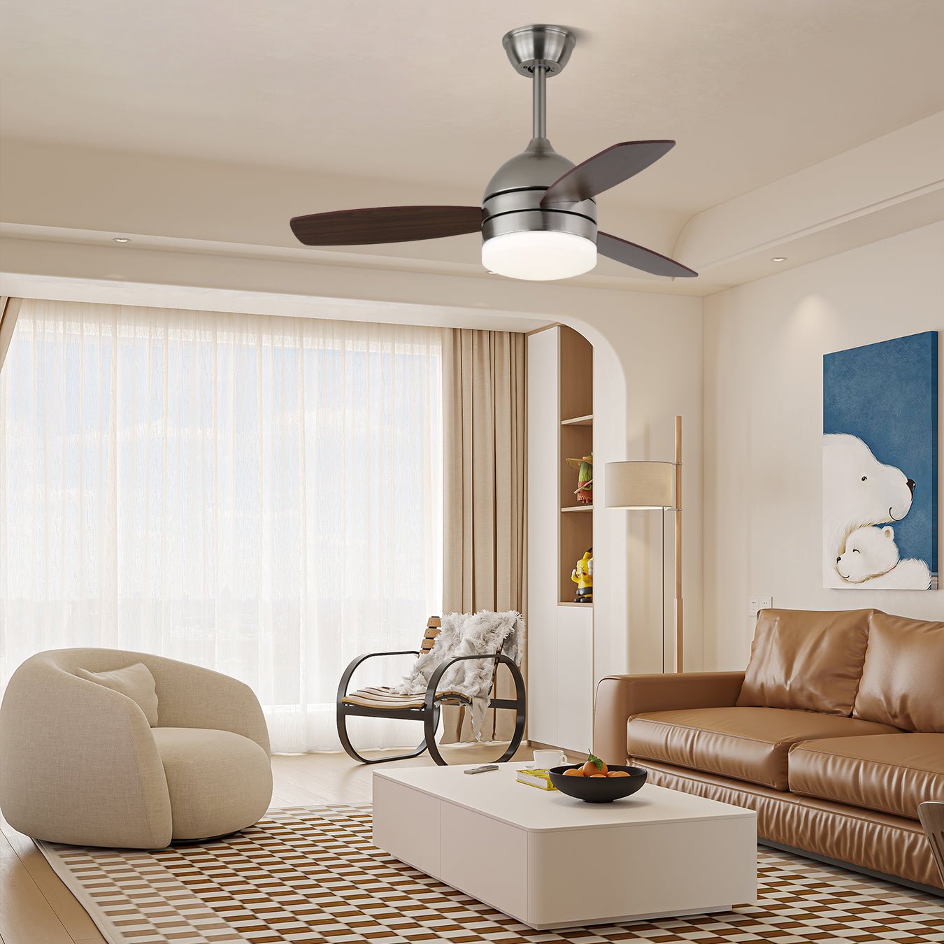 Vista de cerca del marco de metal y la pantalla acrílica del ventilador de techo Caelan con luz