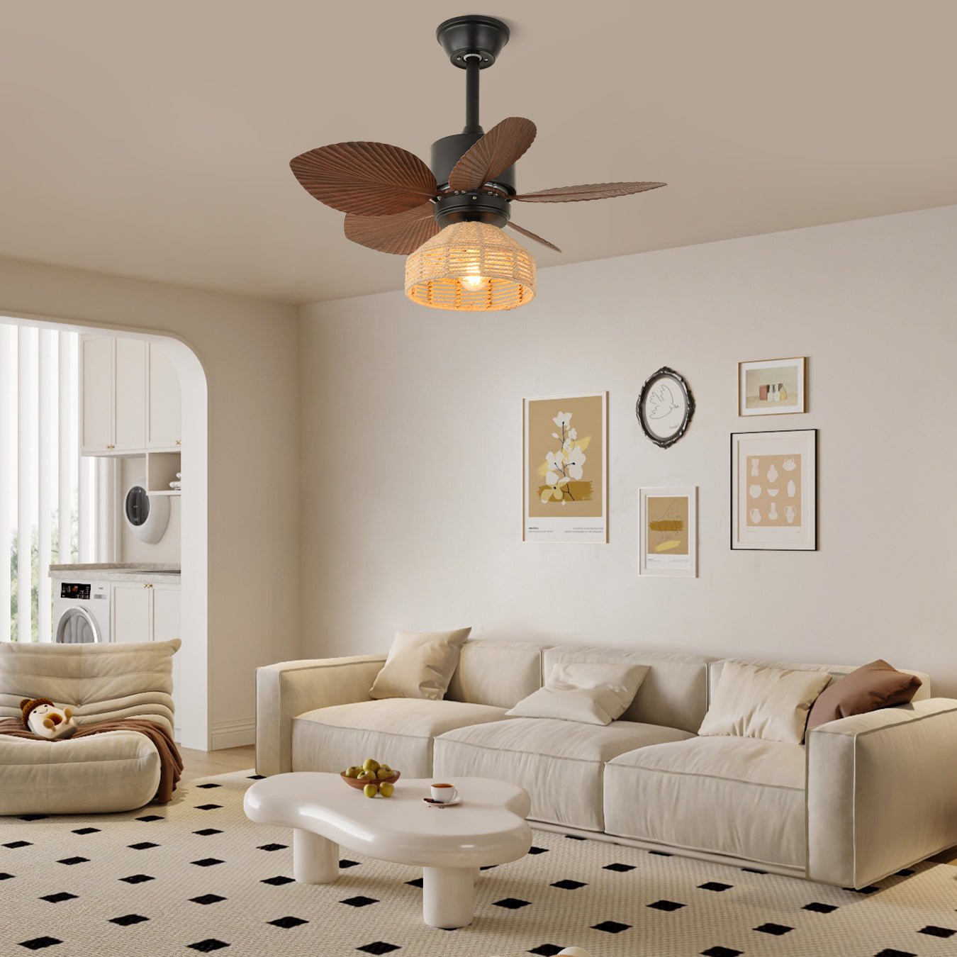 Ventilador de techo Rivora con luz en un ambiente de habitación con temática tropical