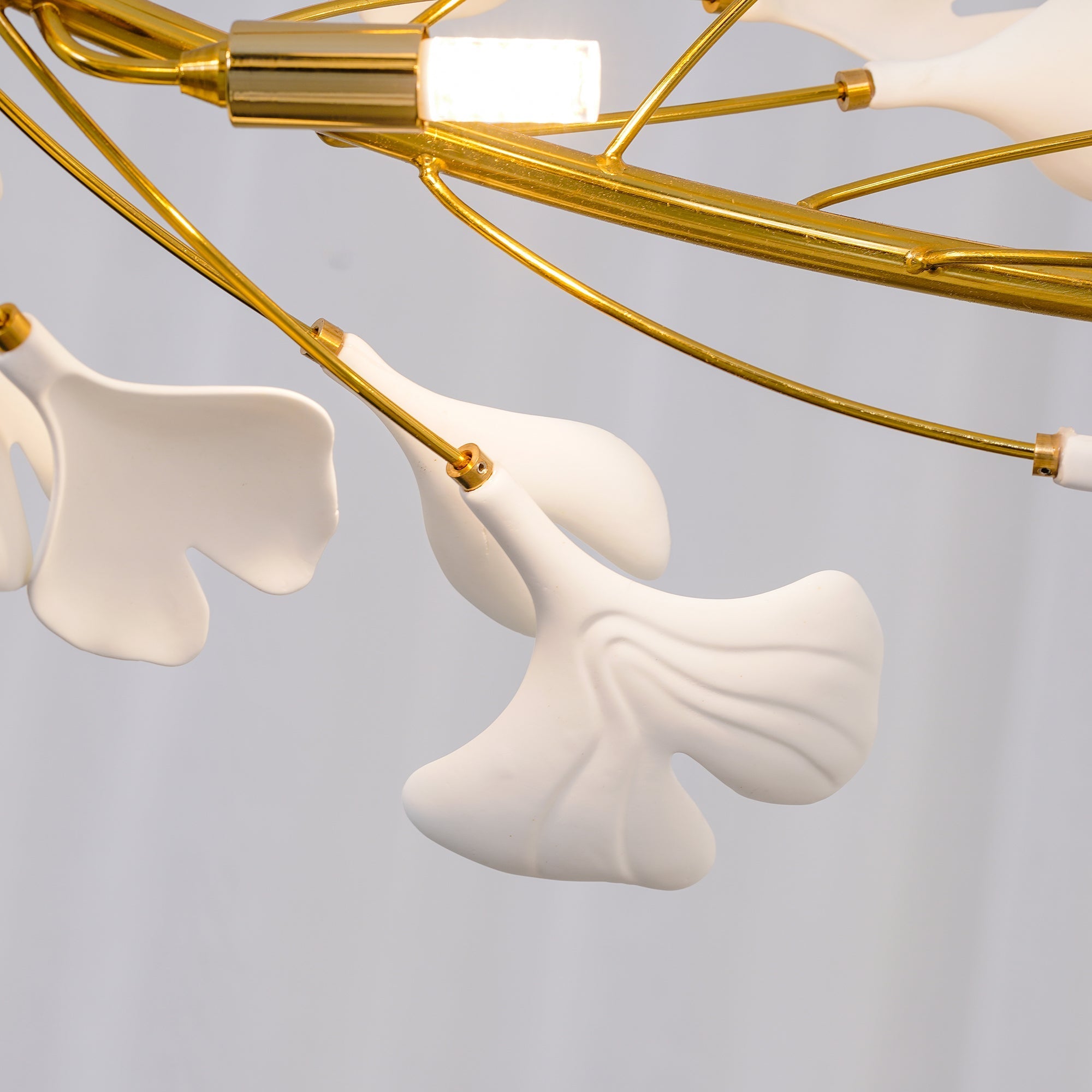Olivia GinkLuxe Araña LED Dorada Moderna Metal/Cerámica