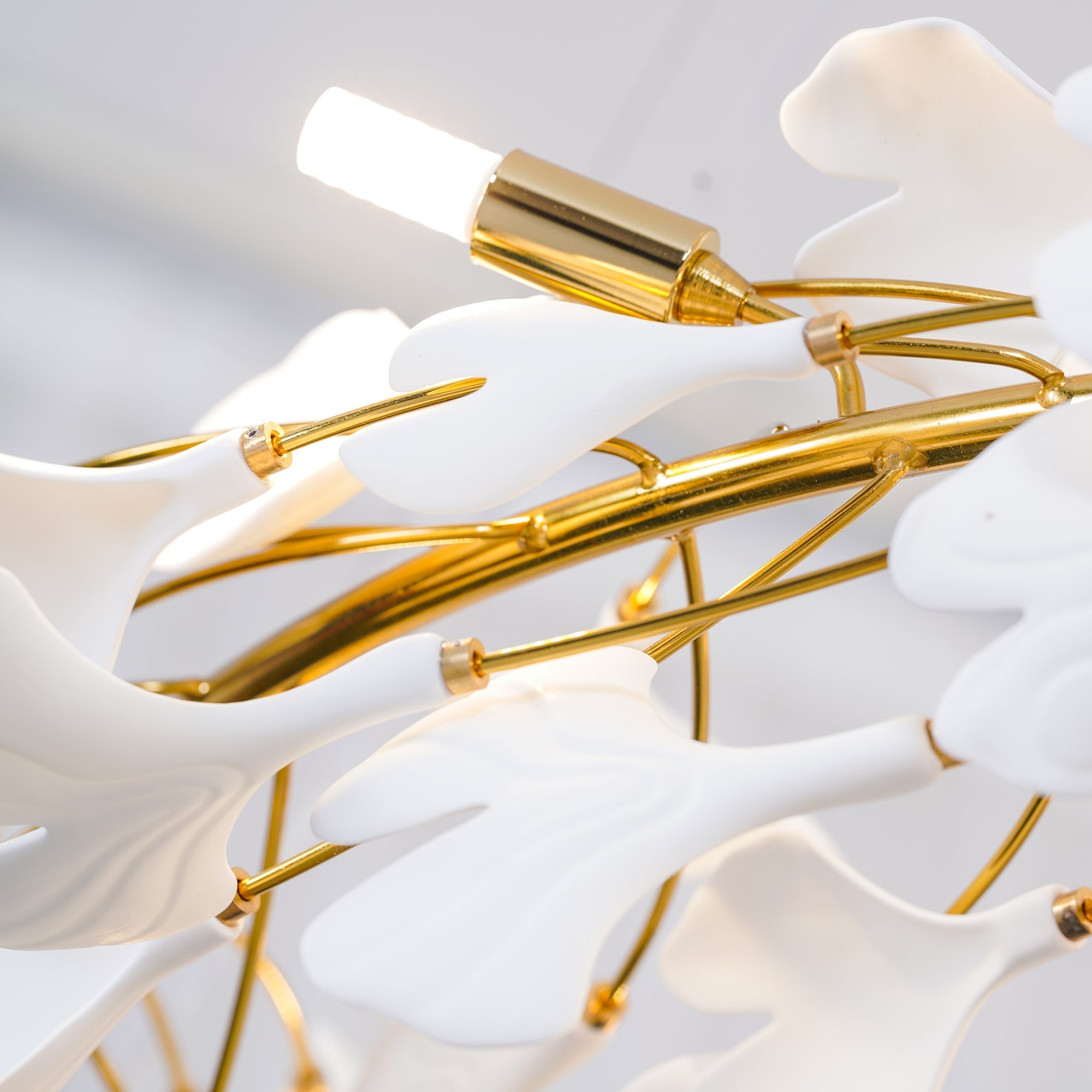 Olivia GinkLuxe Araña LED Dorada Moderna Metal/Cerámica