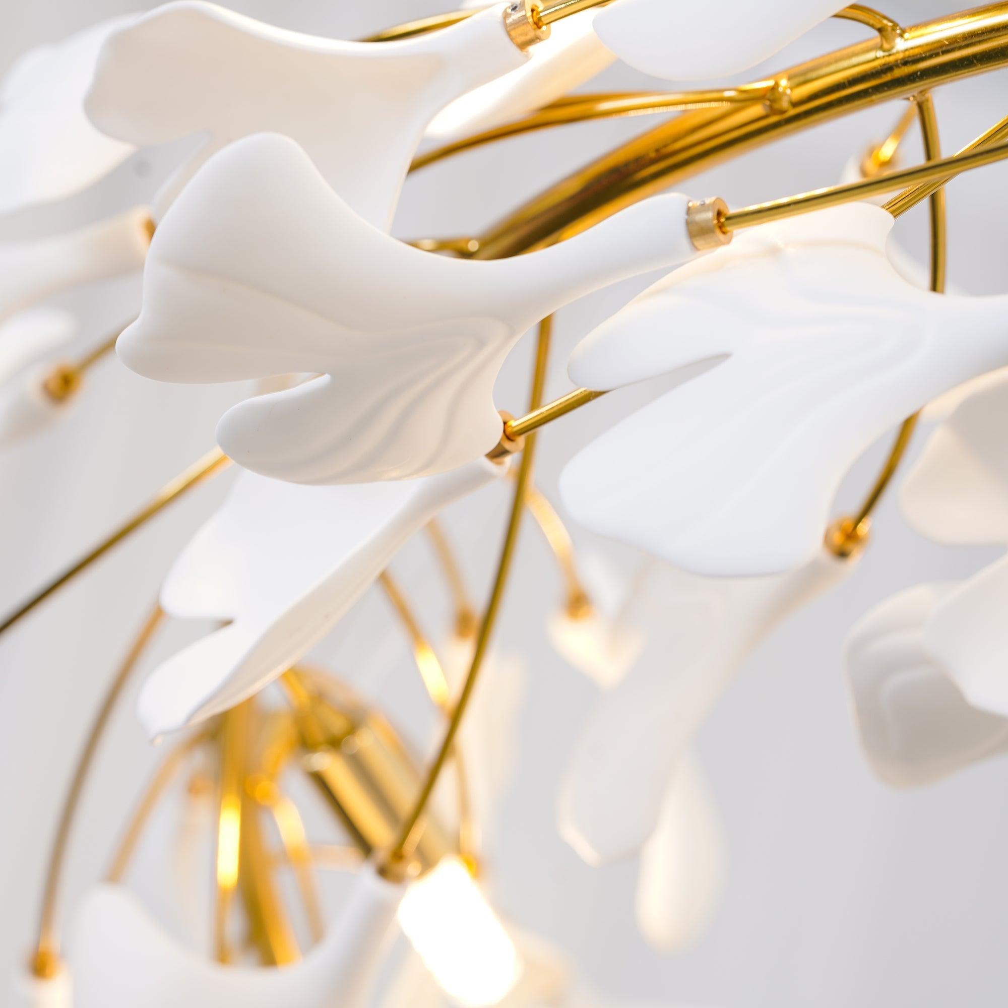 Olivia GinkLuxe Araña LED Dorada Moderna Metal/Cerámica