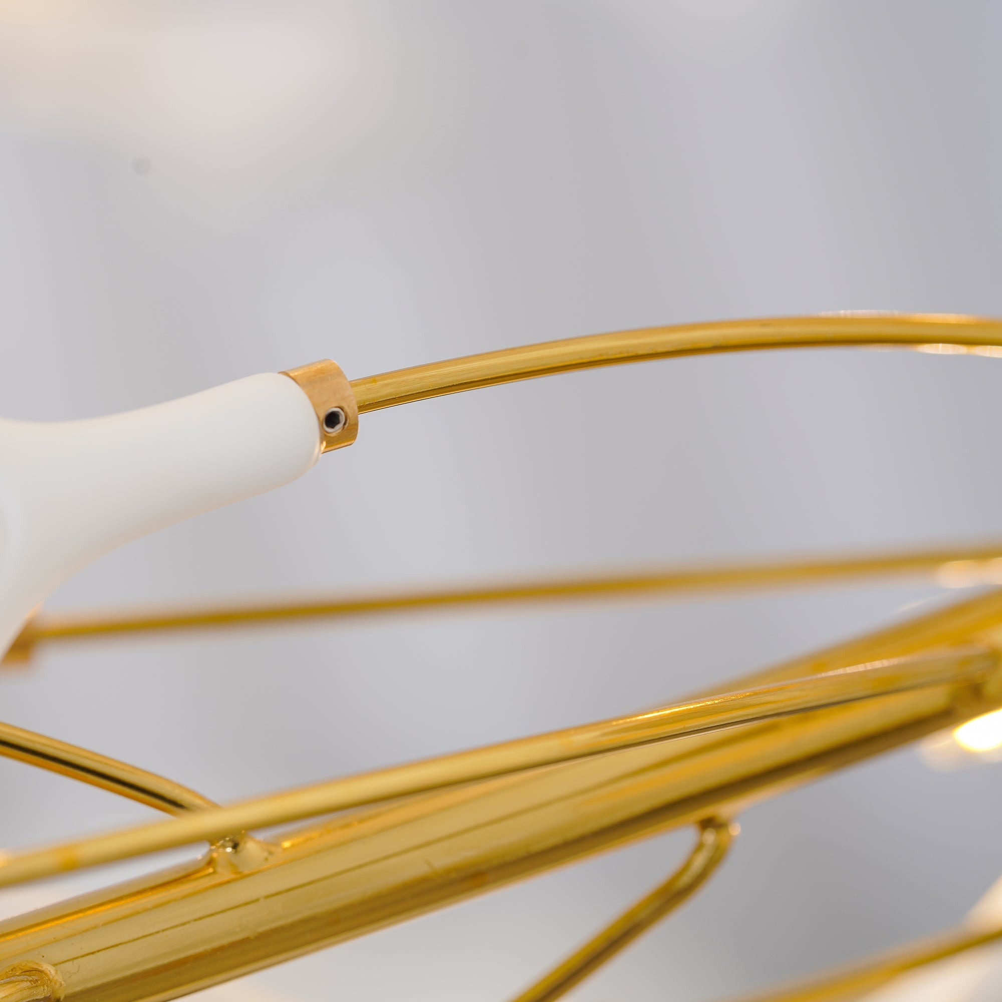 Olivia GinkLuxe Araña LED Dorada Moderna Metal/Cerámica